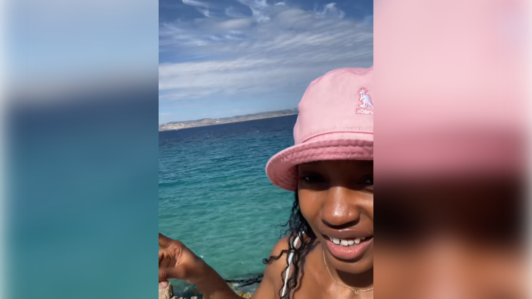 američanka se čudi barvi morja