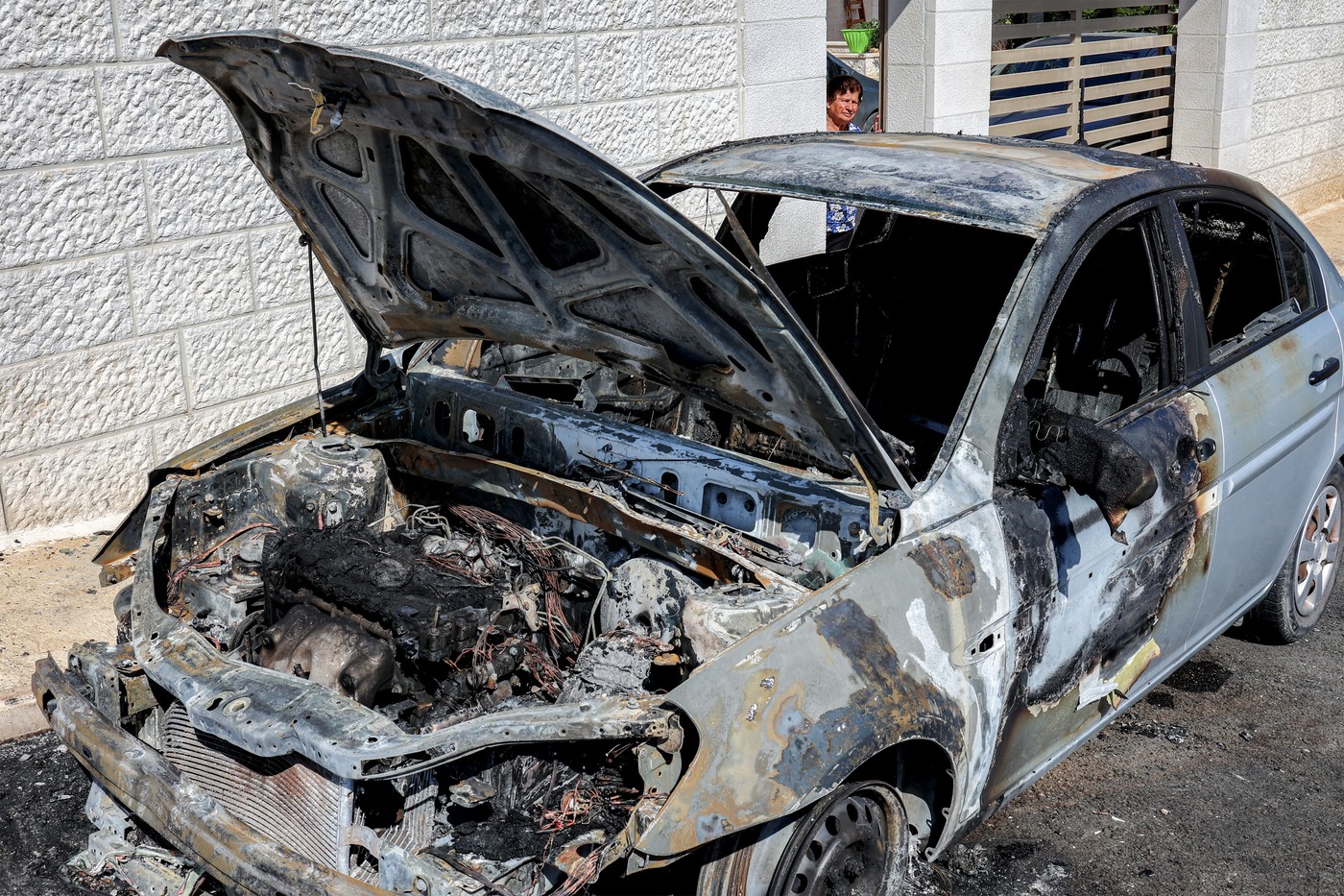 Izraelski naseljenci kristjanom na Zahodnem bregu zažigajo avtomobile.