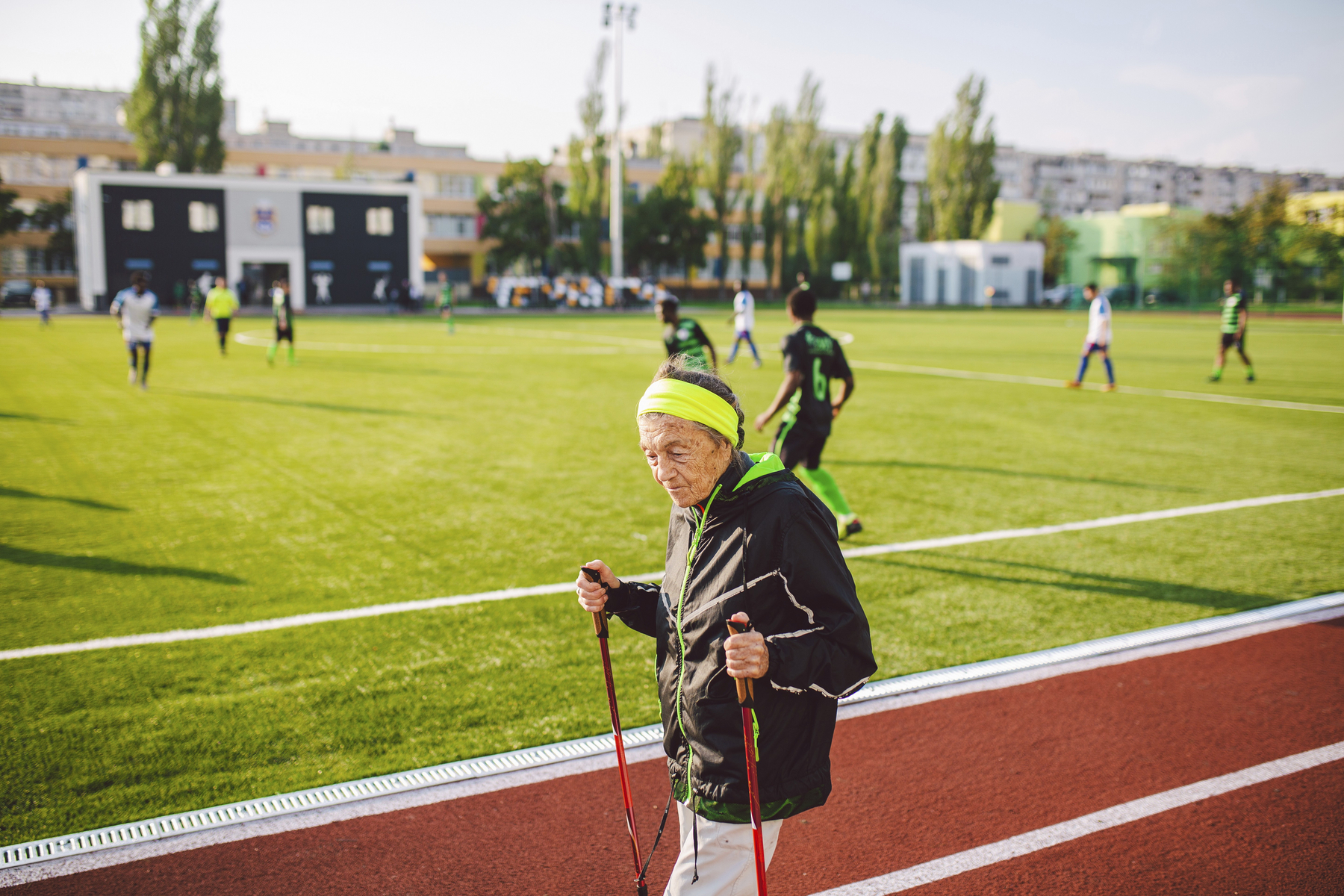 Starejša ženska hodi