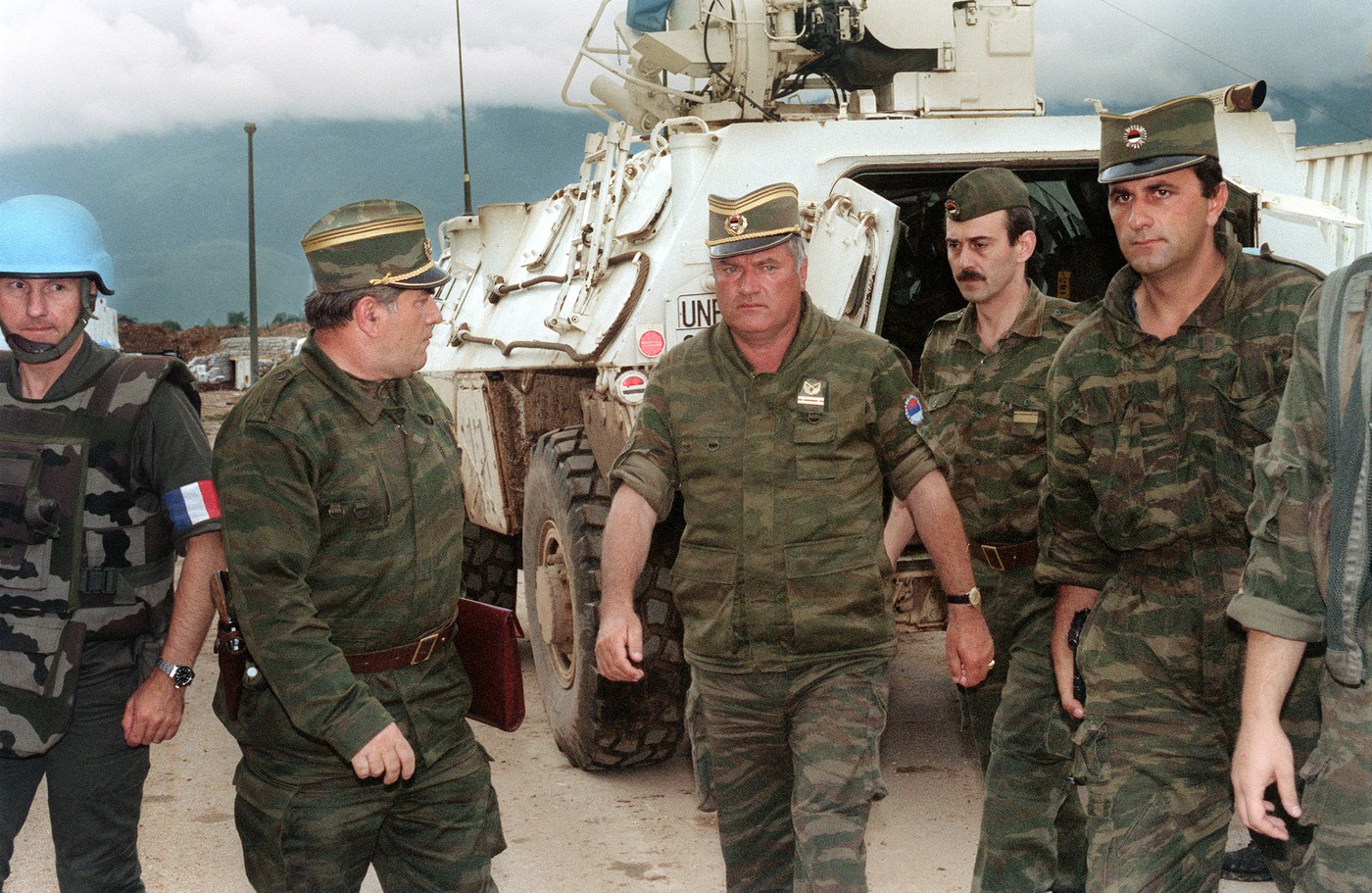 Ratko Mladić kot poveljnik vojske na sarajevskem letališču leta 1993