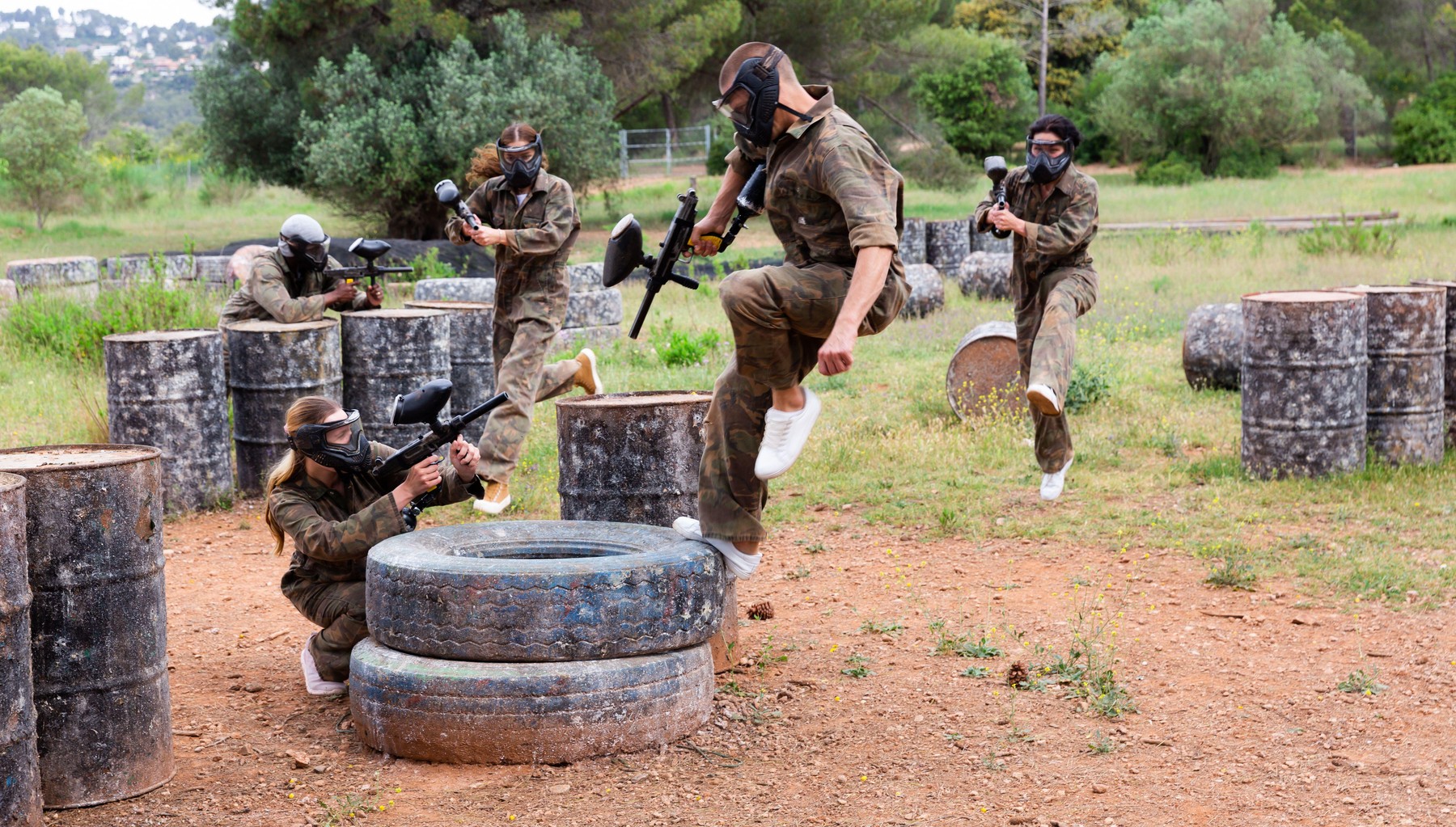 Ljudje igrajo paintball