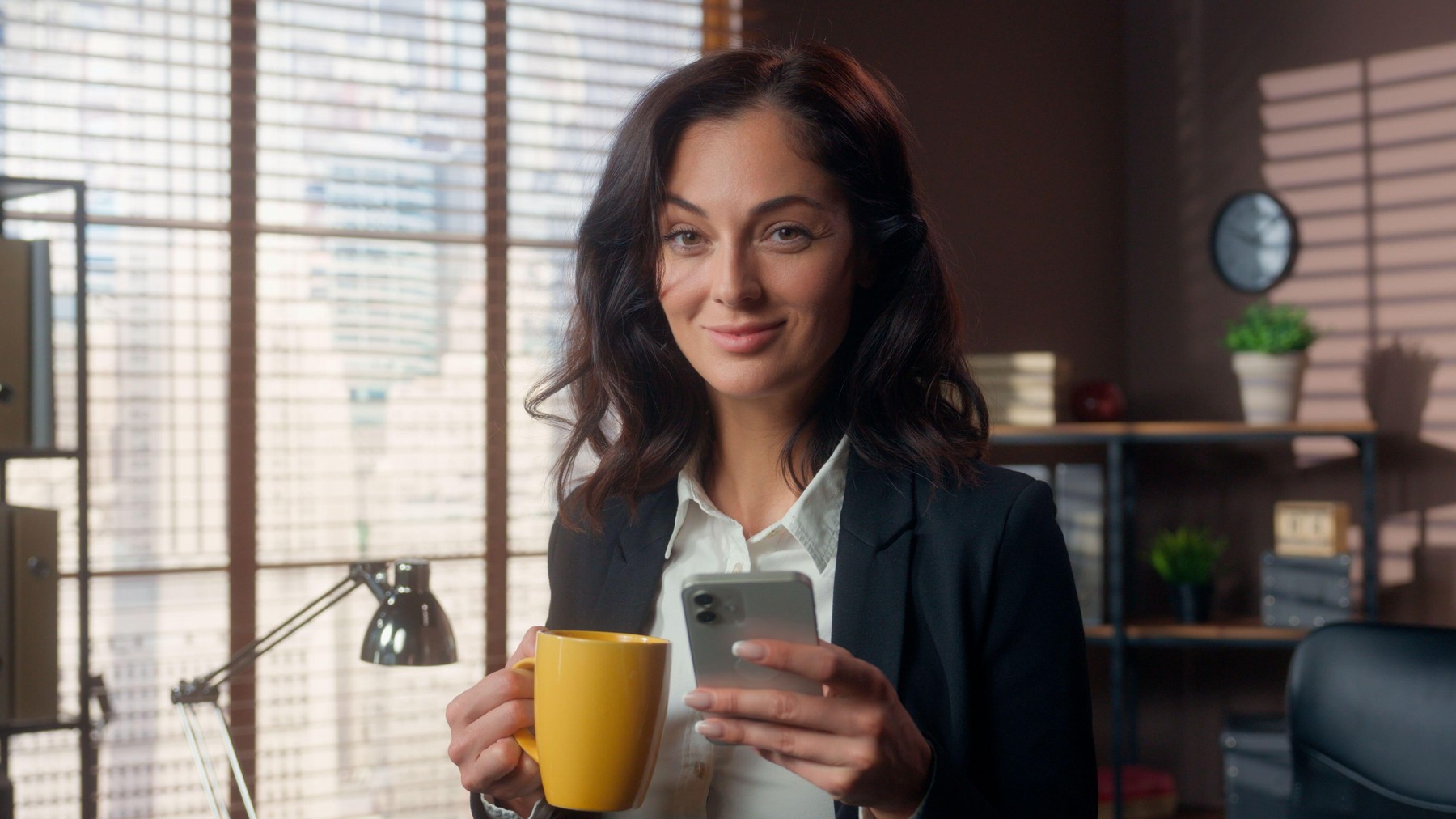 Ženska drži skodelico kave