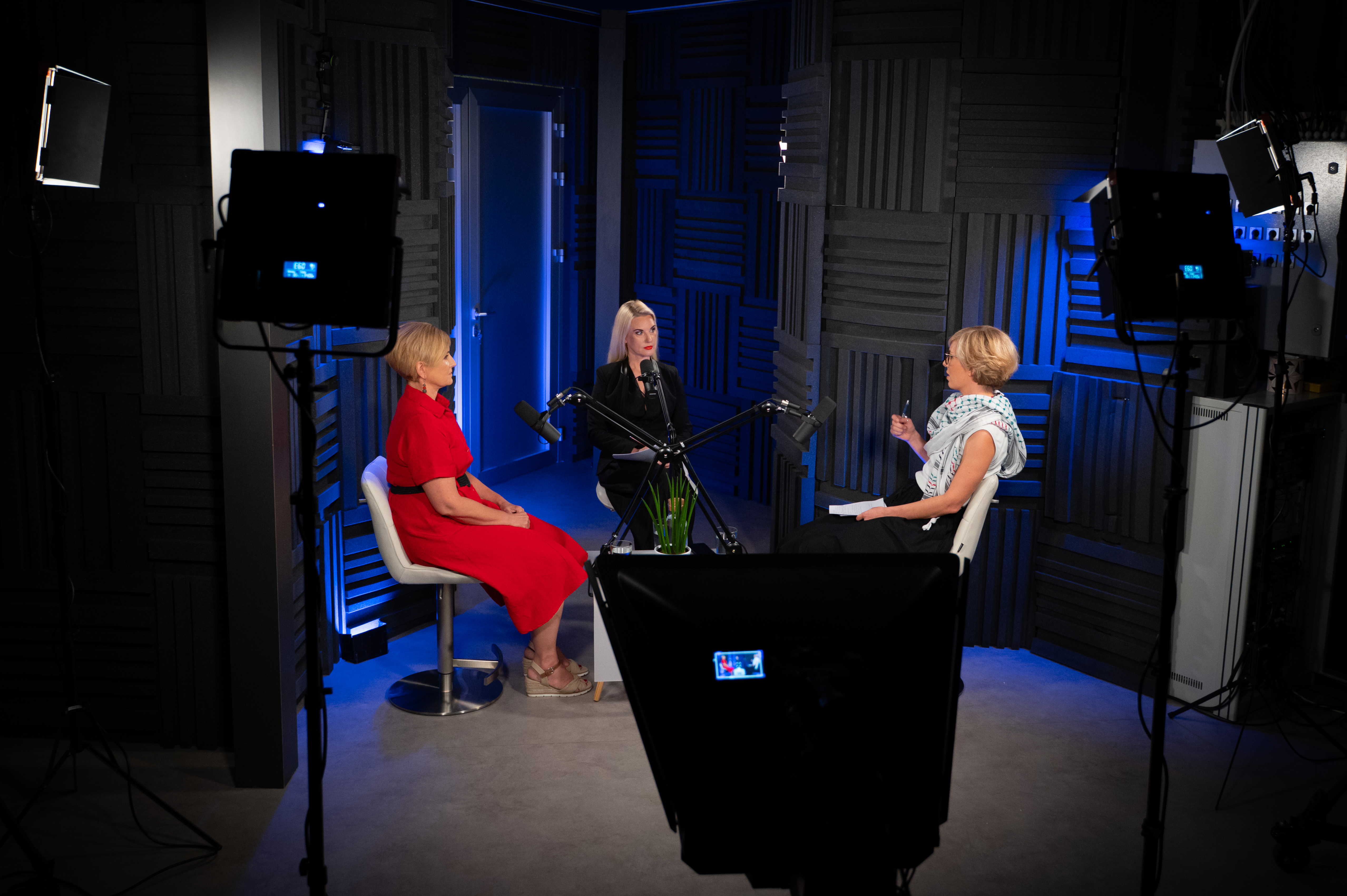 Suzana Lovec, Urška Mlinarič, Barbara Smajila v N1 podkastu