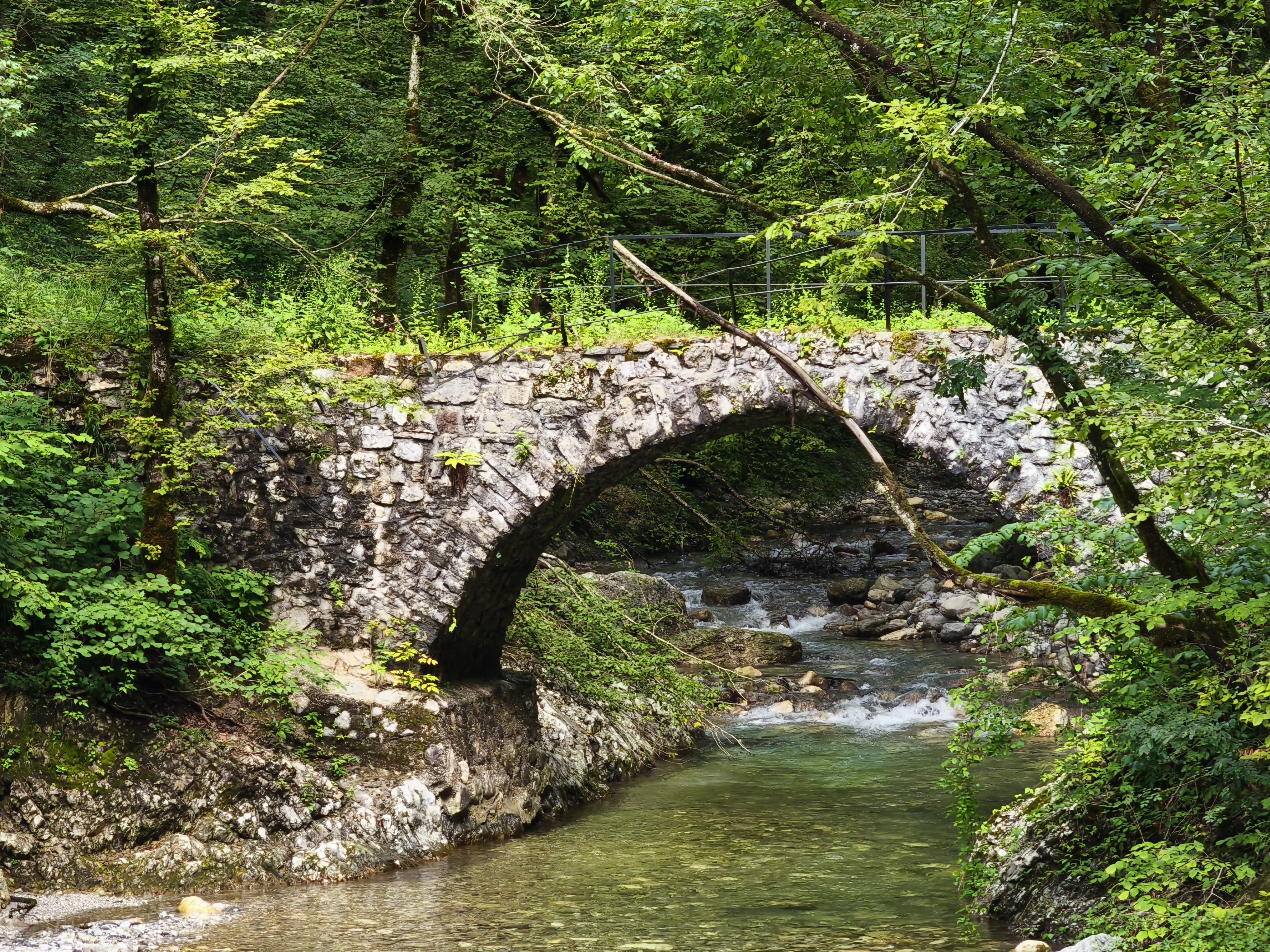 Reka Kneža in most, po katerem so iz Lisca hodili v druge vasi