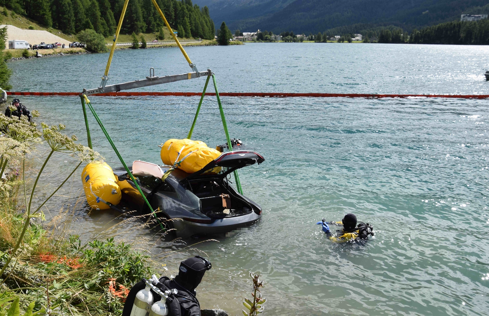 Luksuzni Aston Martin potonil v gorsko jezero