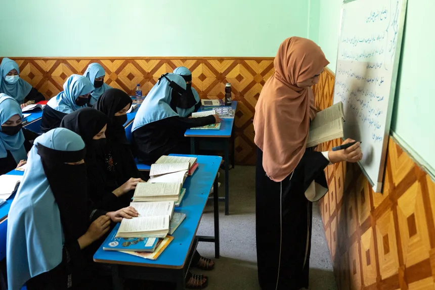 Afganistanske deklice v šoli