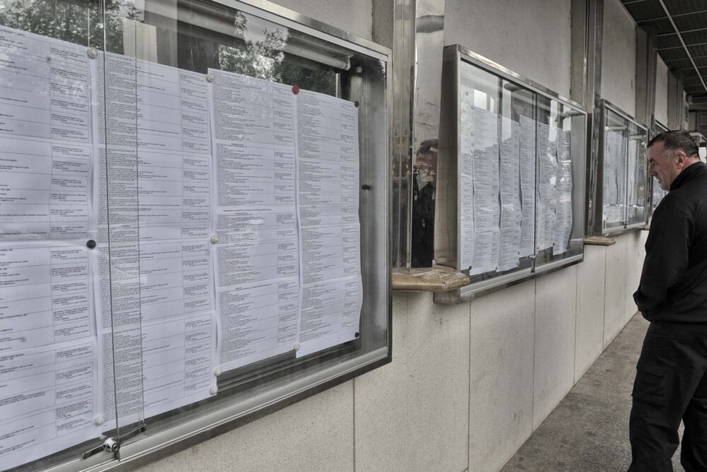 Slovenija, Ljubljana , 28.05.2015, 28. Maj 2015 Brezposelni berejo oglase za sluzbo pred zavodom za zaposlovanje. sluzba, ilustracija, druzba, brezposelnostoglas, iskanje , zavod za zaposlovanje  Foto: Borut Zivulovic/BOBO