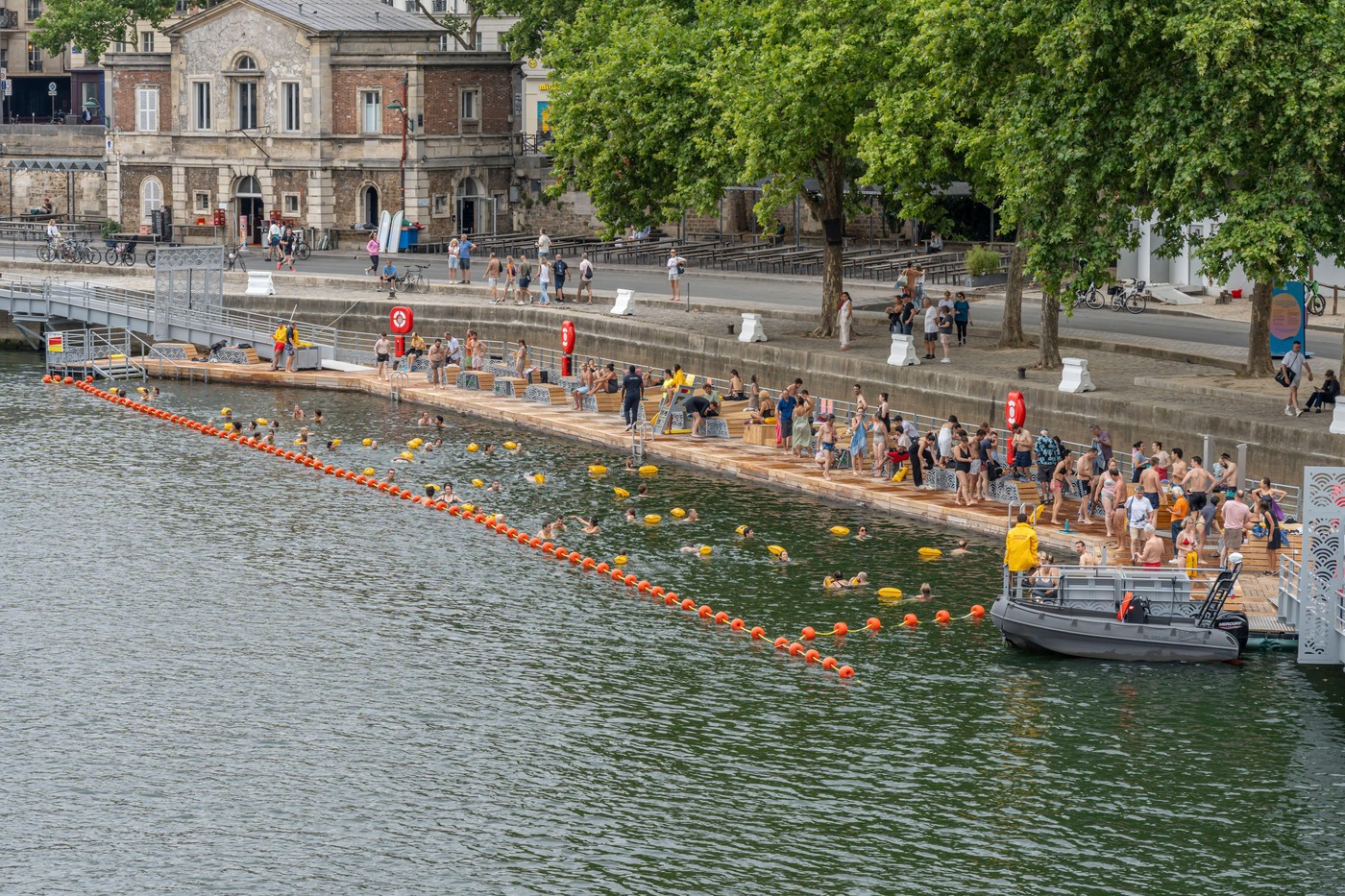 Kopanje v reki Seni v Parizu