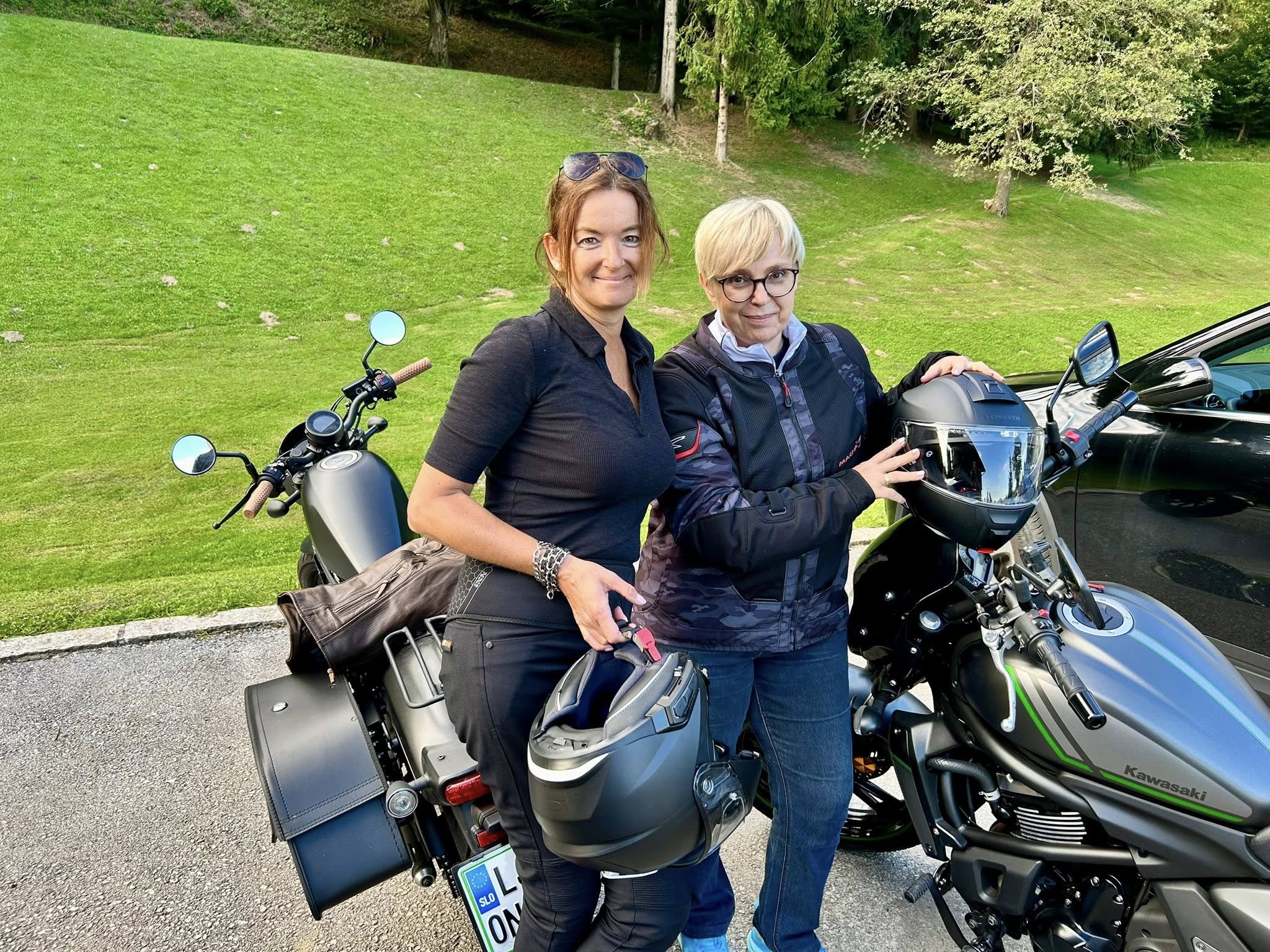 Nataša Pirc Musar in Tanja Fajon na motorju