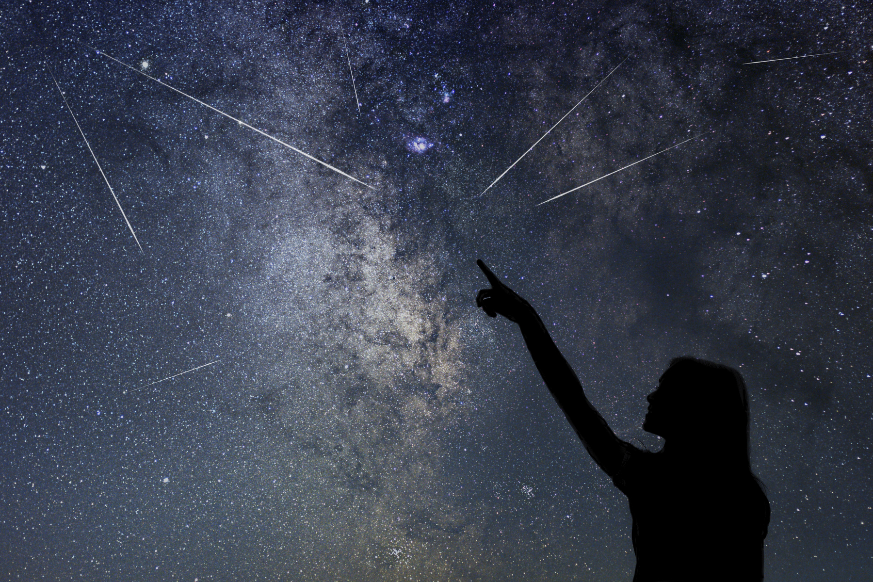 ženska opazuje zvezdne utrinke