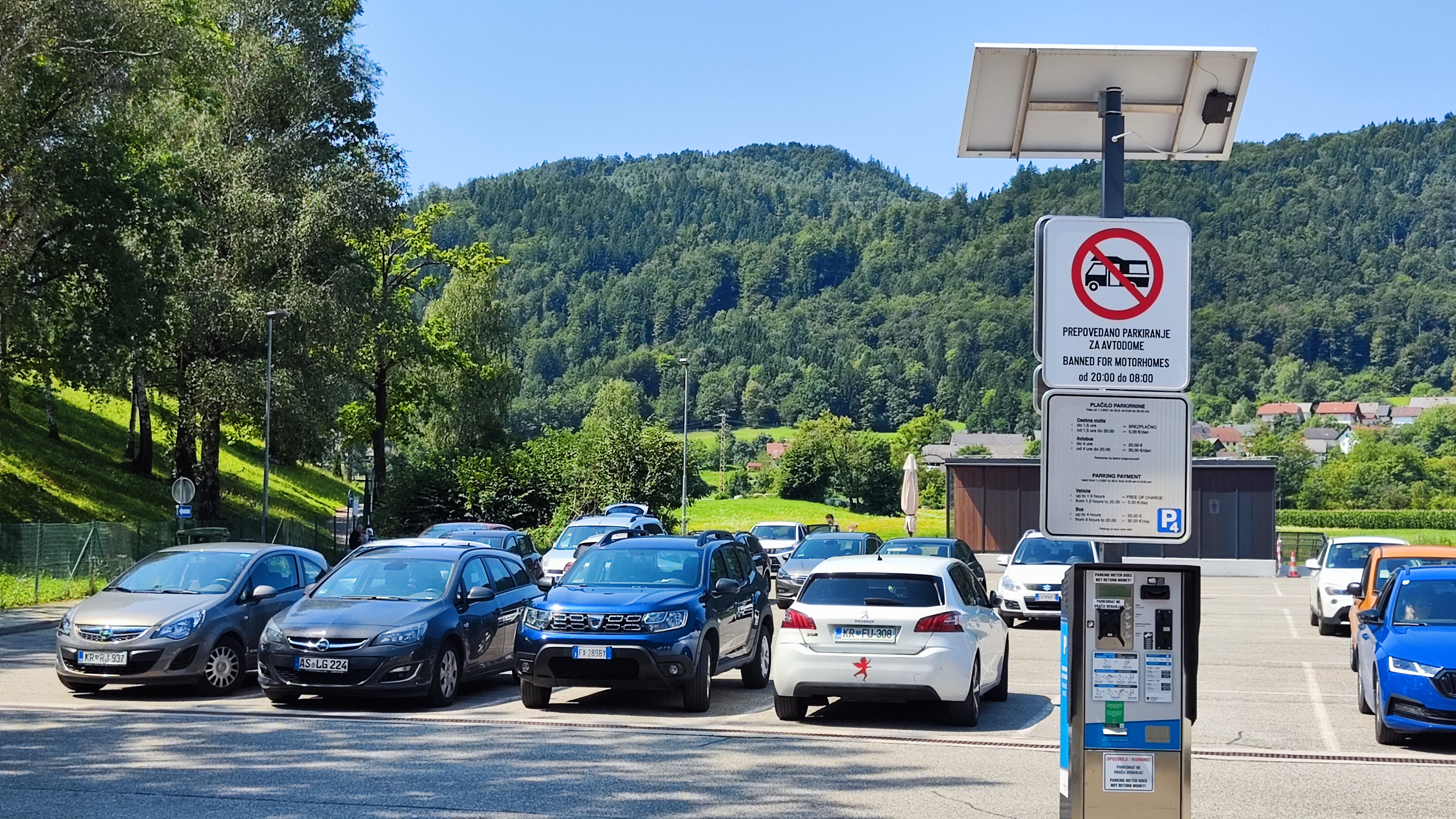 Parkirišče v Blejski Dobravi, občina Jesenice
