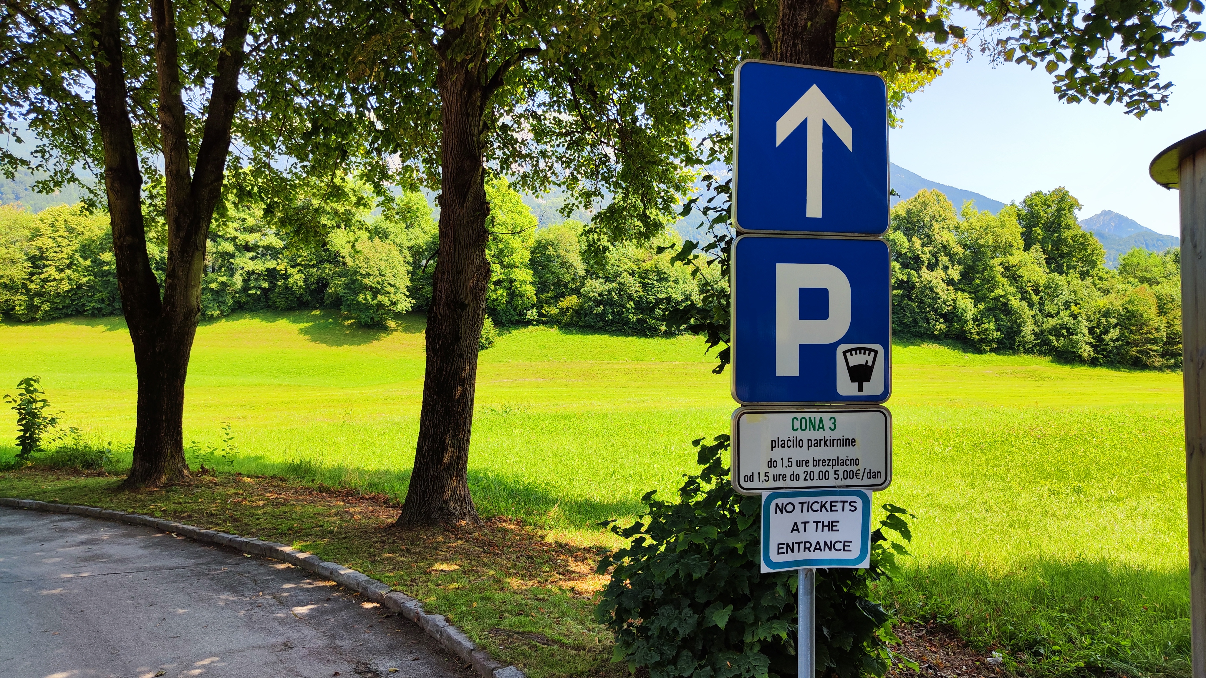 Parkirišče v Blejski Dobravi, občina Jesenice