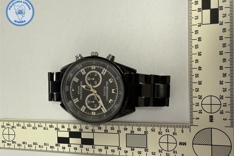 31-letnik je v imel v uri skrito kamero