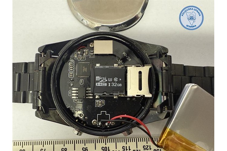 31-letnik je v imel v uri skrito kamero