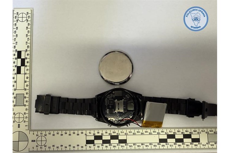 31-letnik je v imel v uri skrito kamero