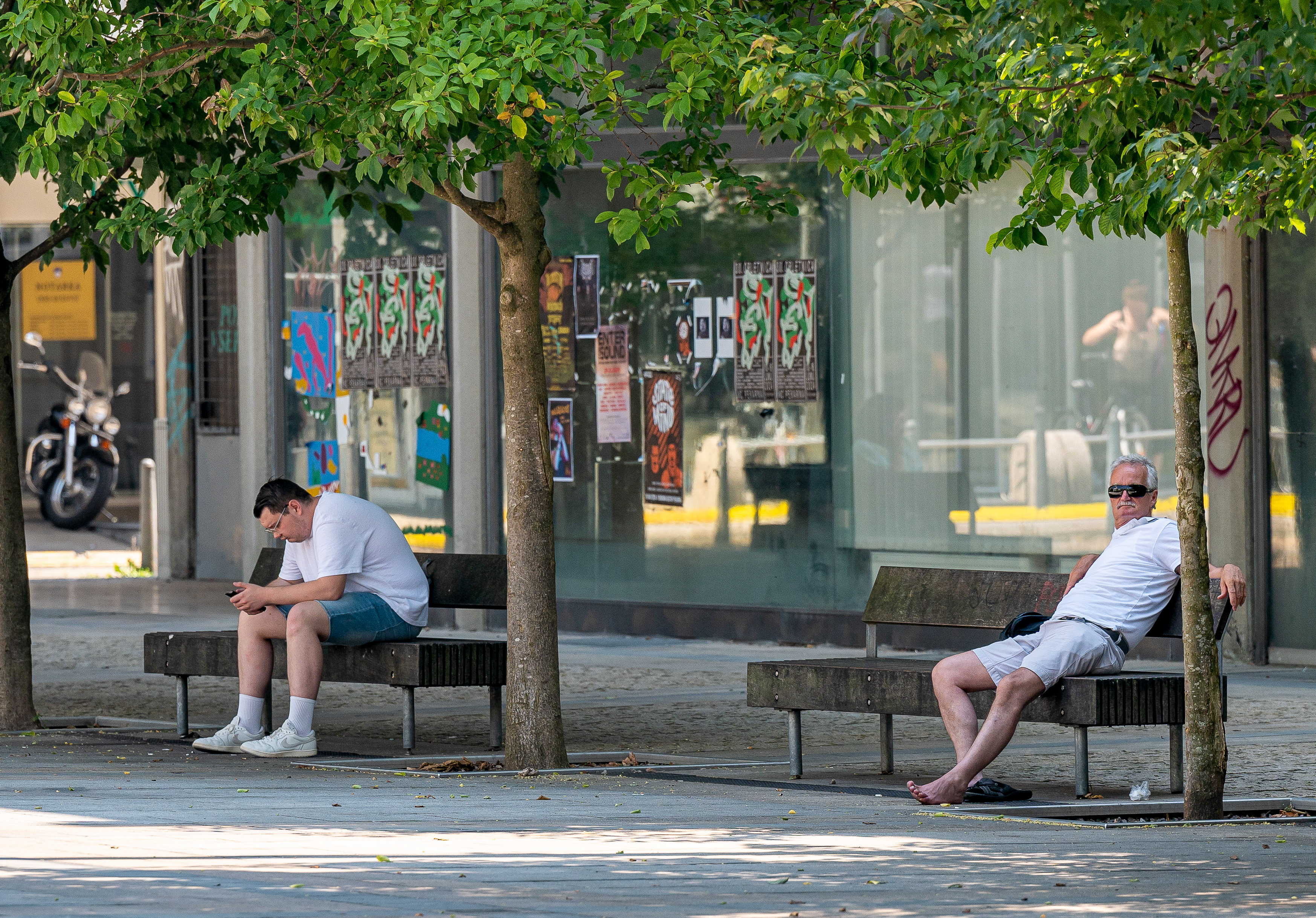 Slovenija,Maribor 13.07.2024, 13. julij 2024Ljudje se skrivajo pred vročino in hladijo na vse možne načine,narava,vročina,sonce,poletje,voda,sencaFoto:Žan Osim/Mariborinfo/F.A.Bobo