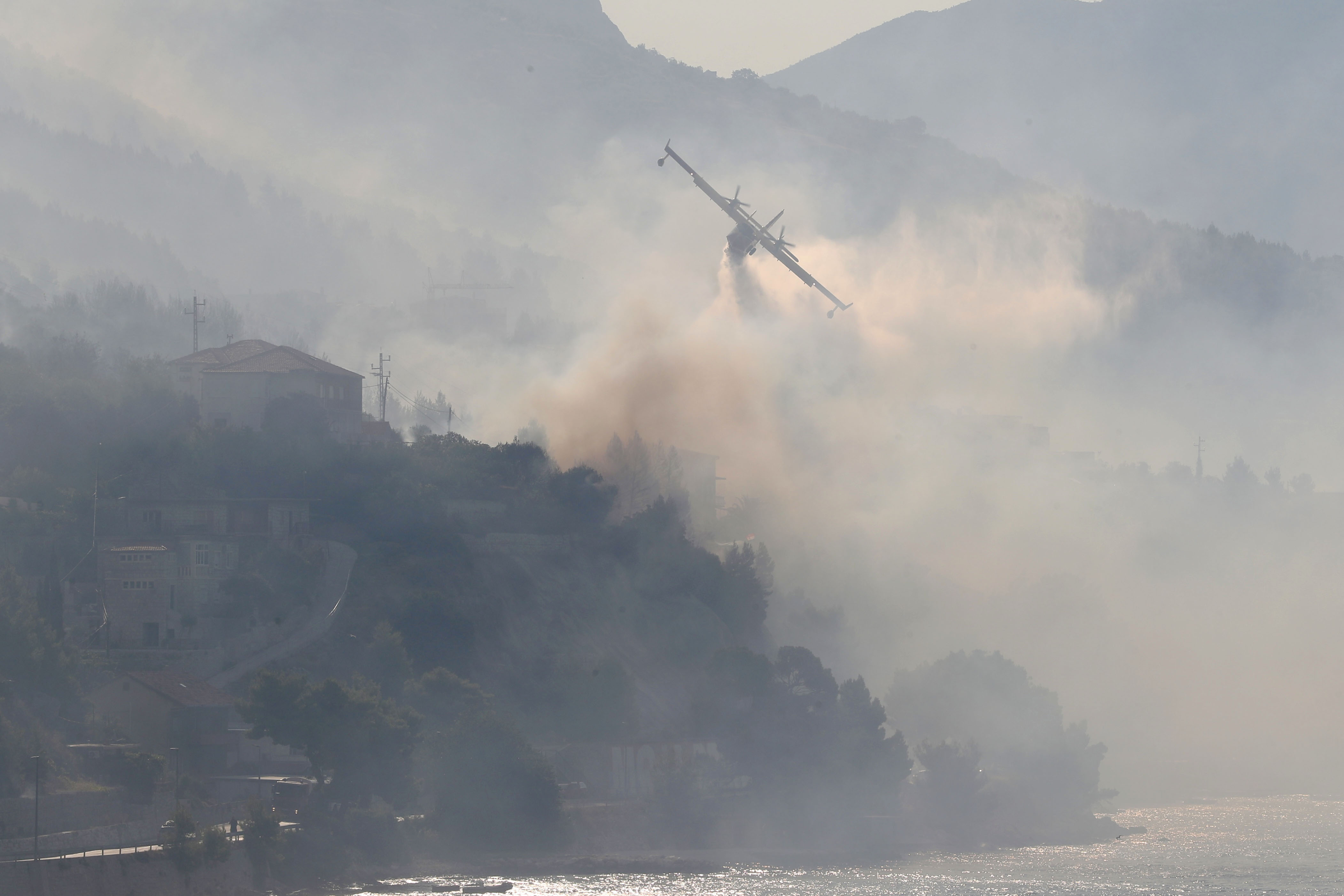 Kanader gasi požar pri Splitu.