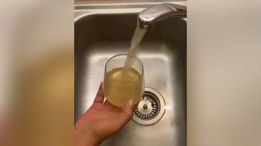 Iz pipe je pritekla rjava voda.