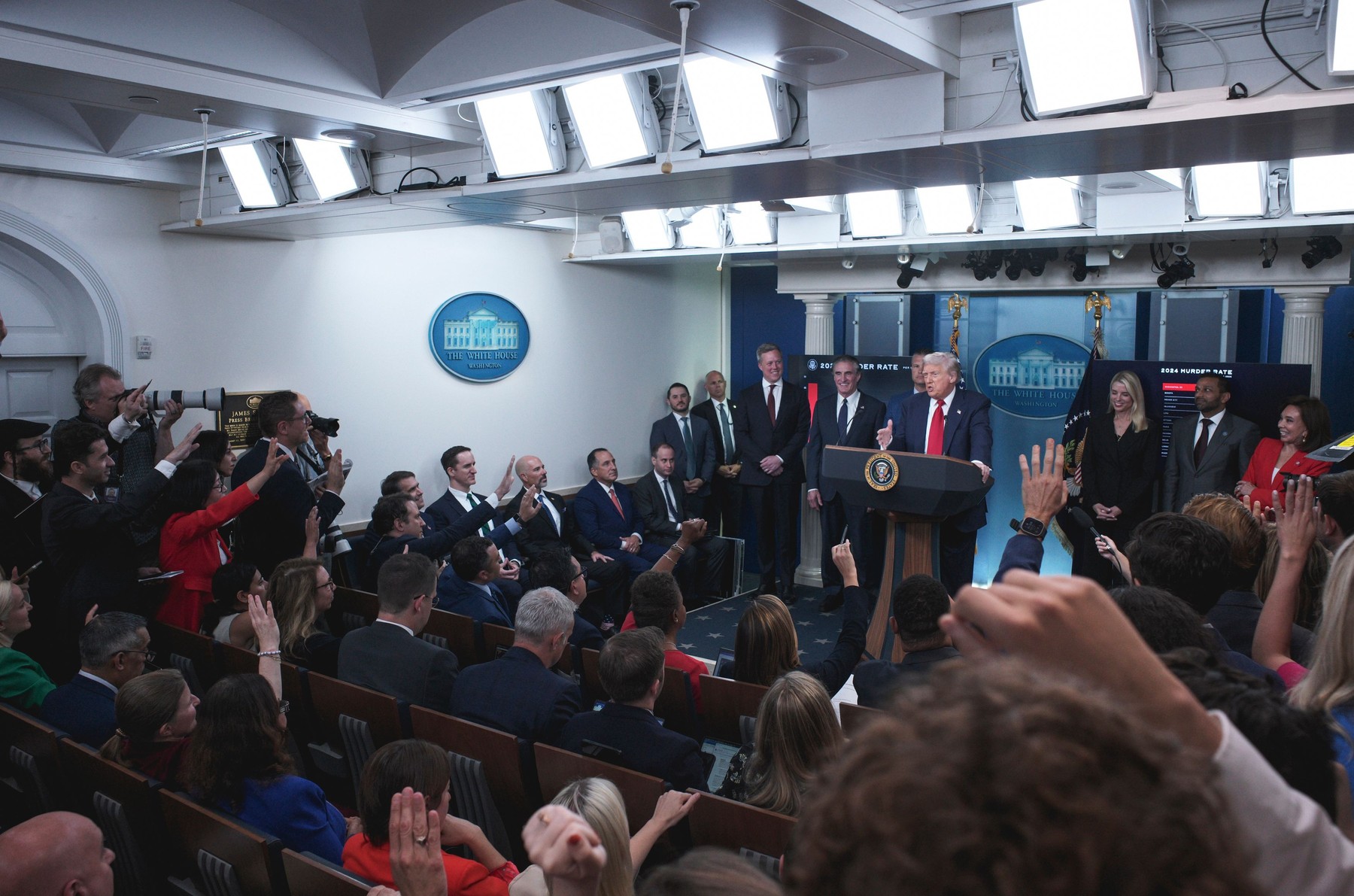 Trumpova novinarska konferenca glede napotitve Nacionalne garde v Washington