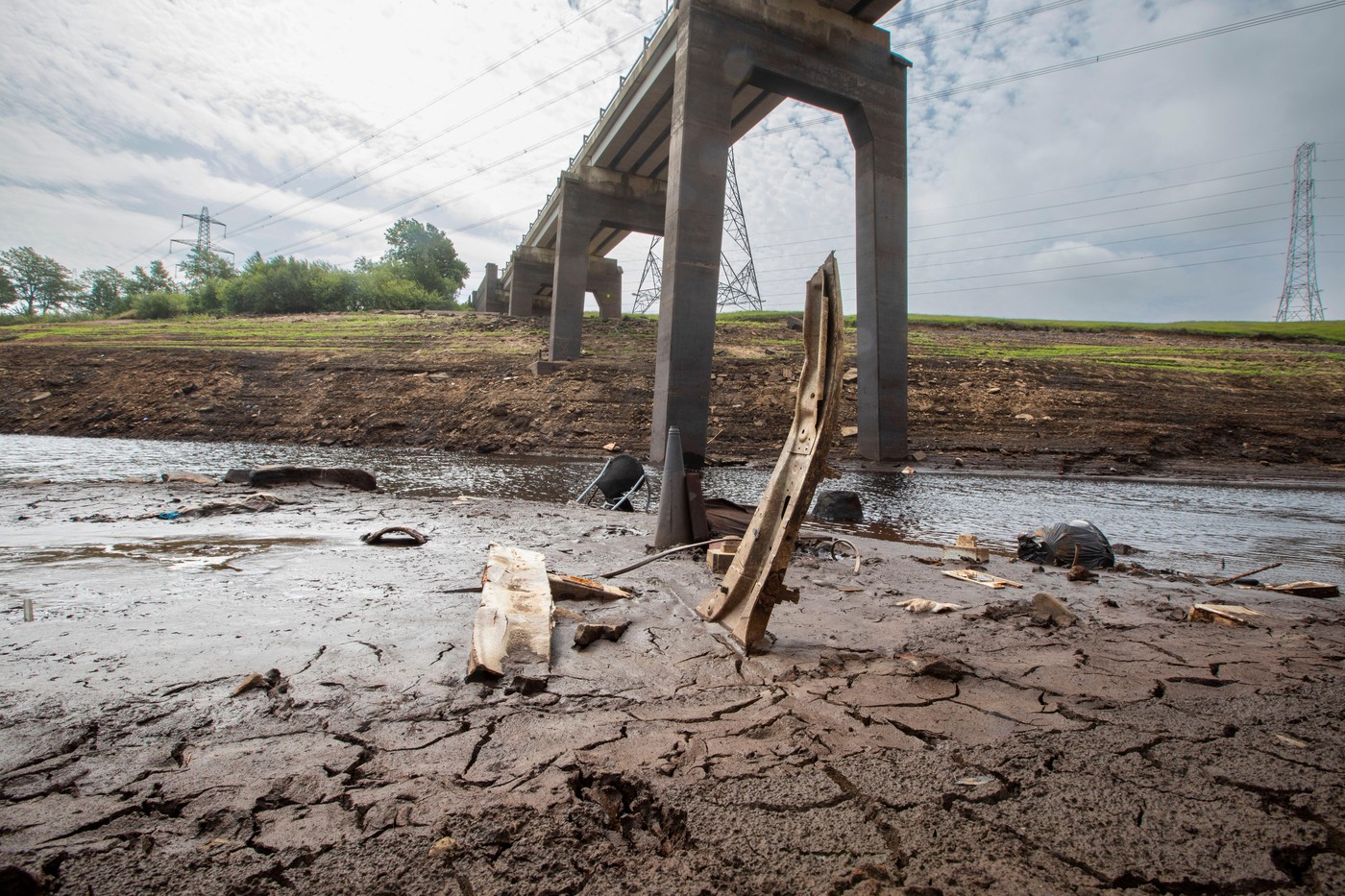 Presušeni vodni rezervoar v Angliji konec junija