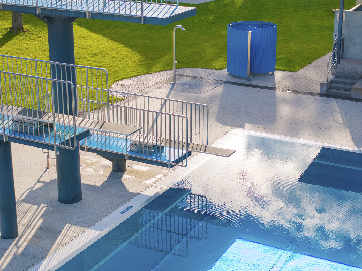 Skakalna deska na bazenu