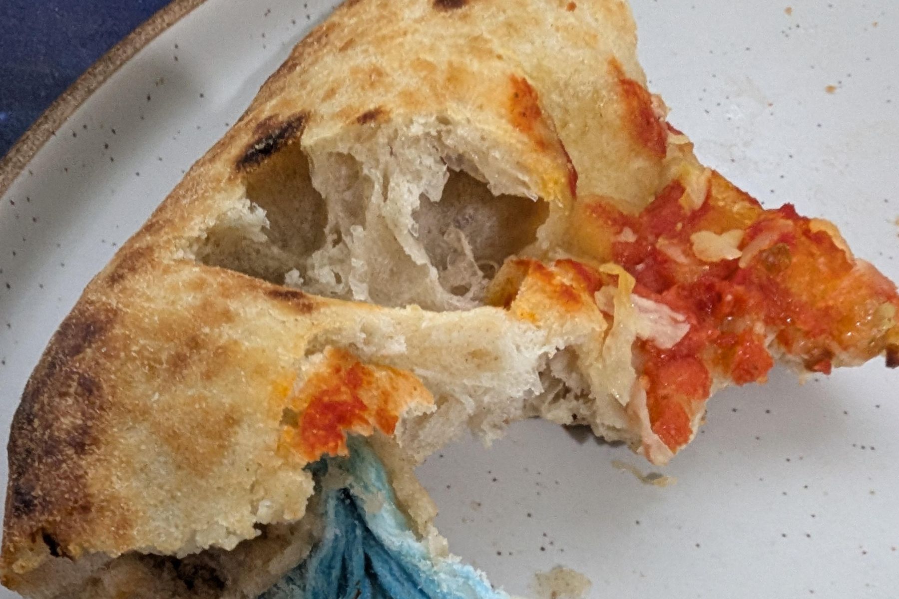 Moški je v kosu pice našel mrežico za lase