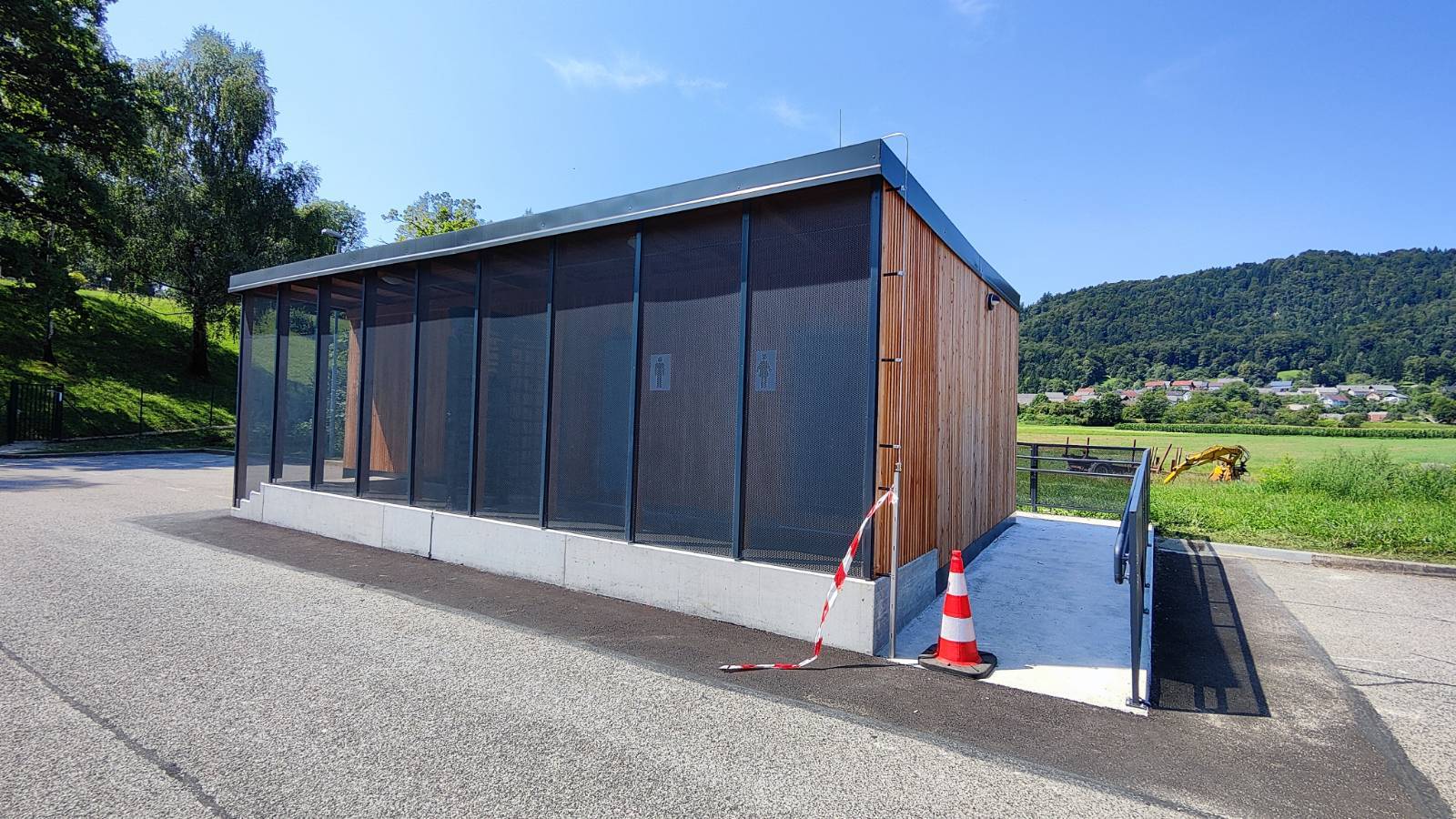 Leseni objekt na parkirišču v Blejski Dobravi