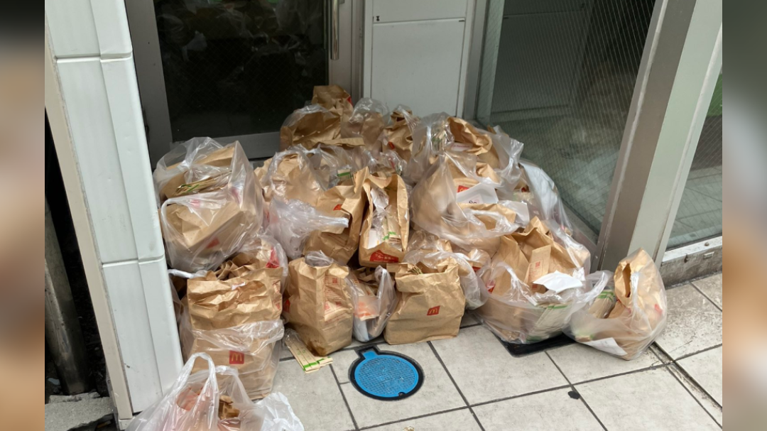 Pokemon norija na Japonskem, pred McDonald’si so kupi neodprtih otroških menijev.