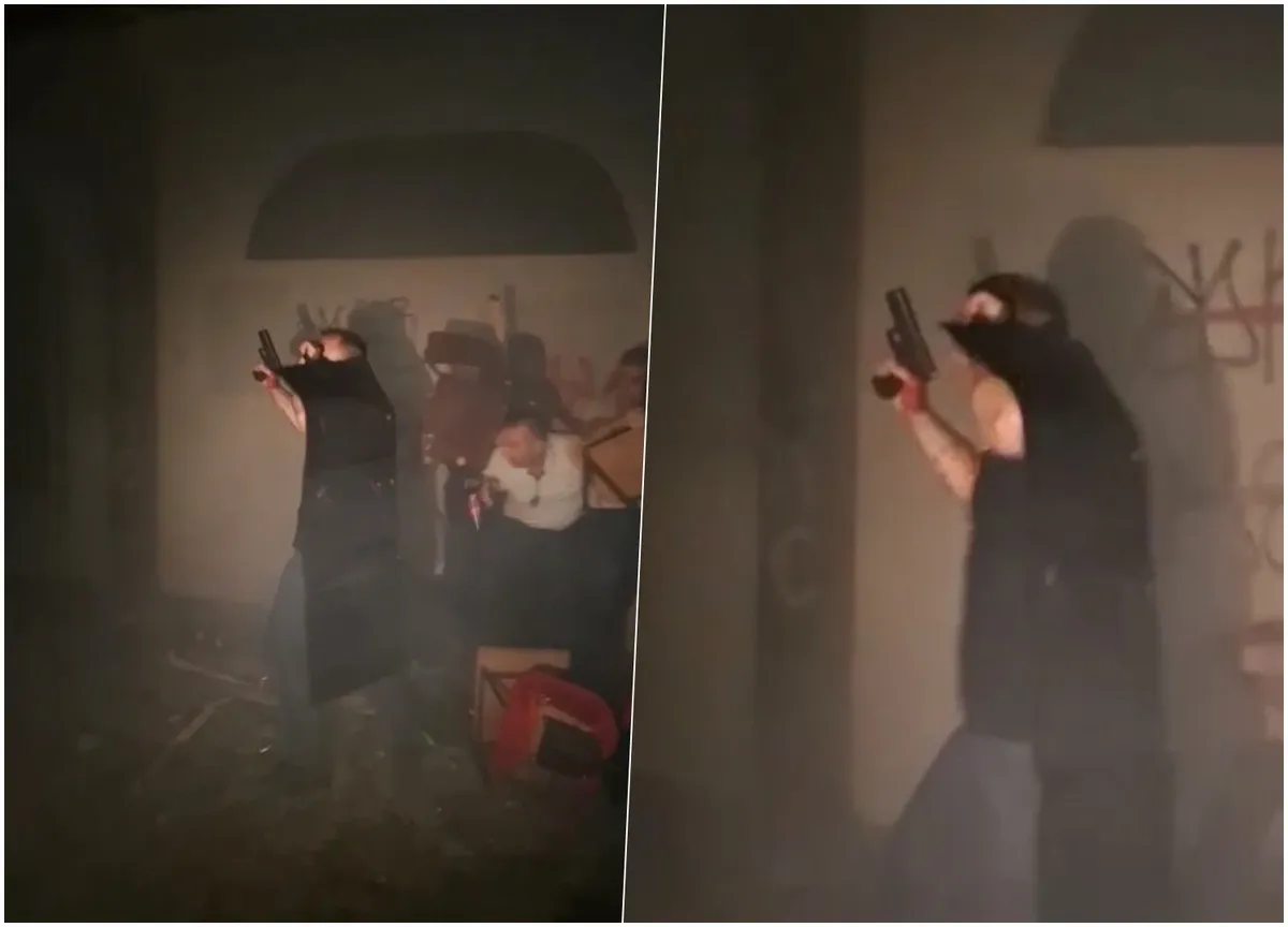 Oseba s pištolo na protestu v Novem Sadu