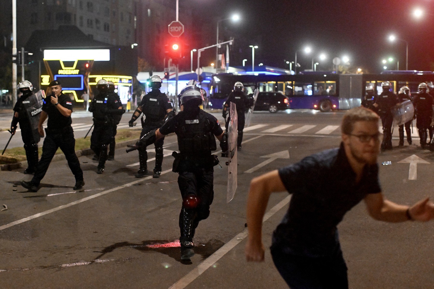 Srbska policija in protestniki