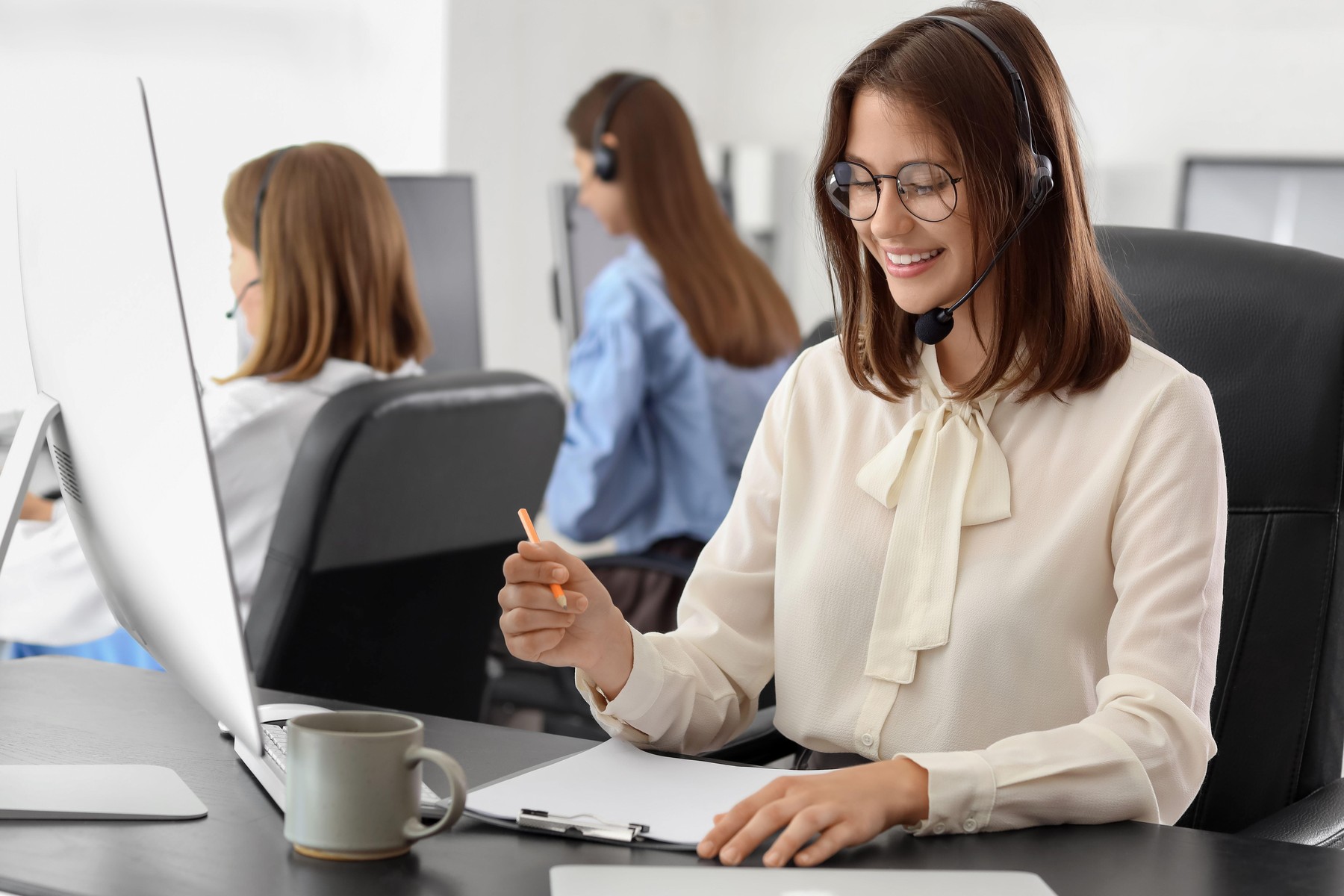 veseli ljudje v službi