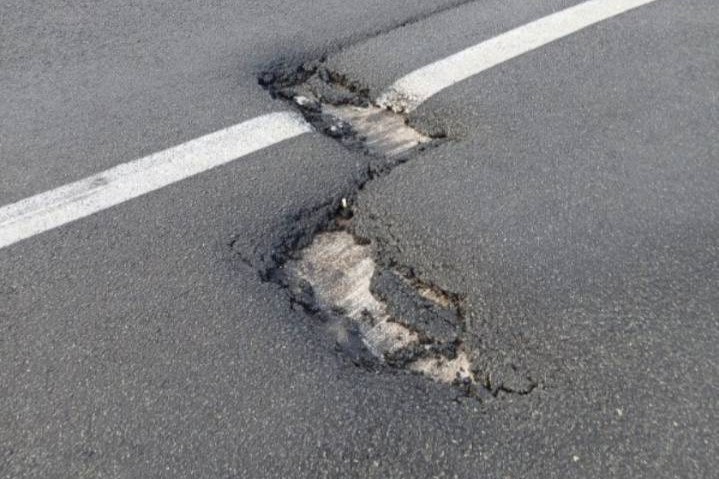 Poškodba vozišča na AC pred Dramljami