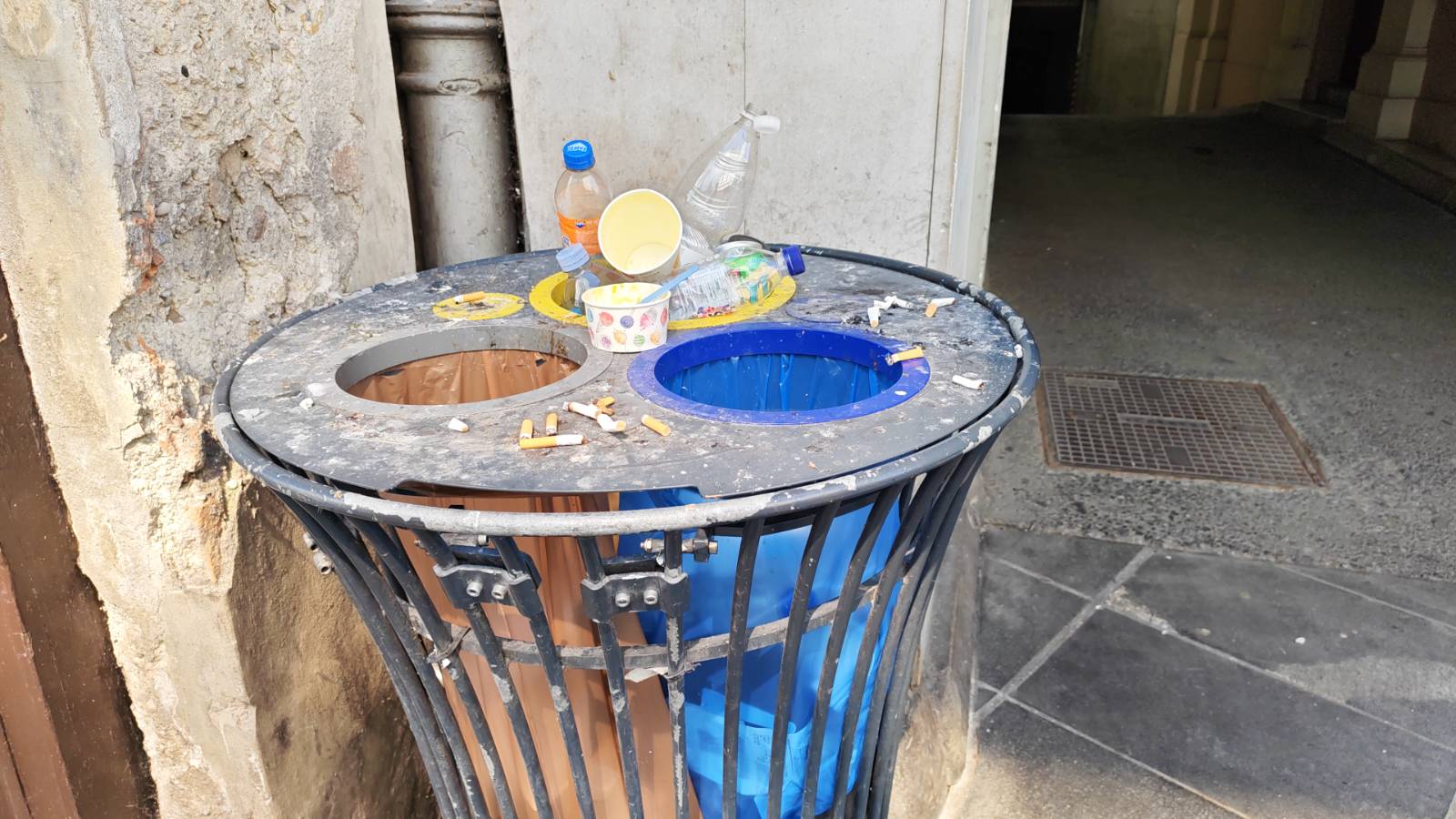 Poln smetnjak na Čopovi ulici v Ljubljani.