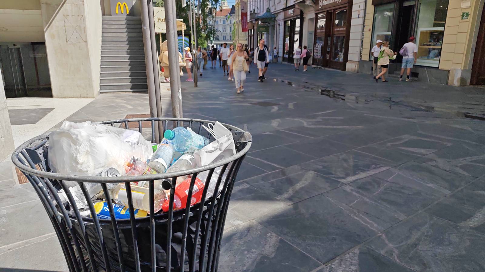 Poln smetnjak na Čopovi ulici v Ljubljani