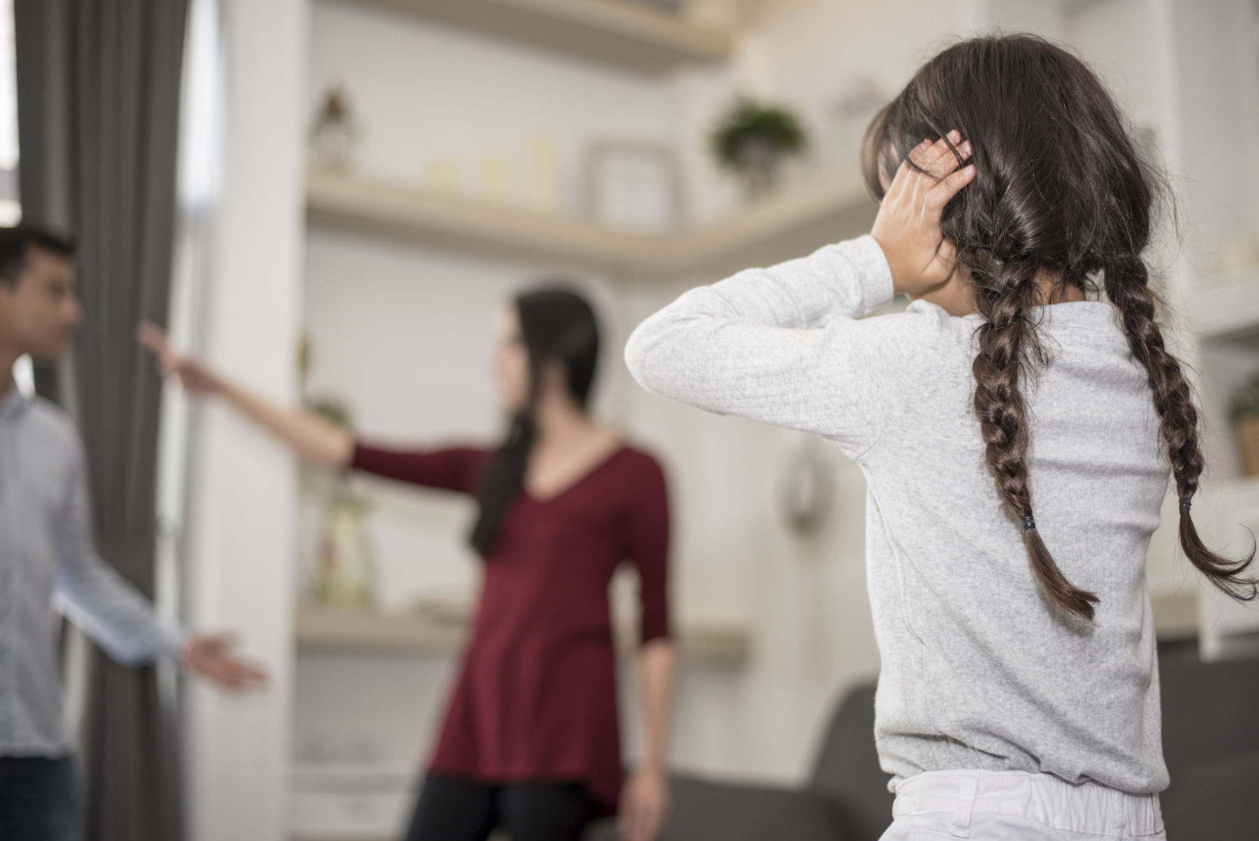 Otrok posluša starša, ki se prepirata