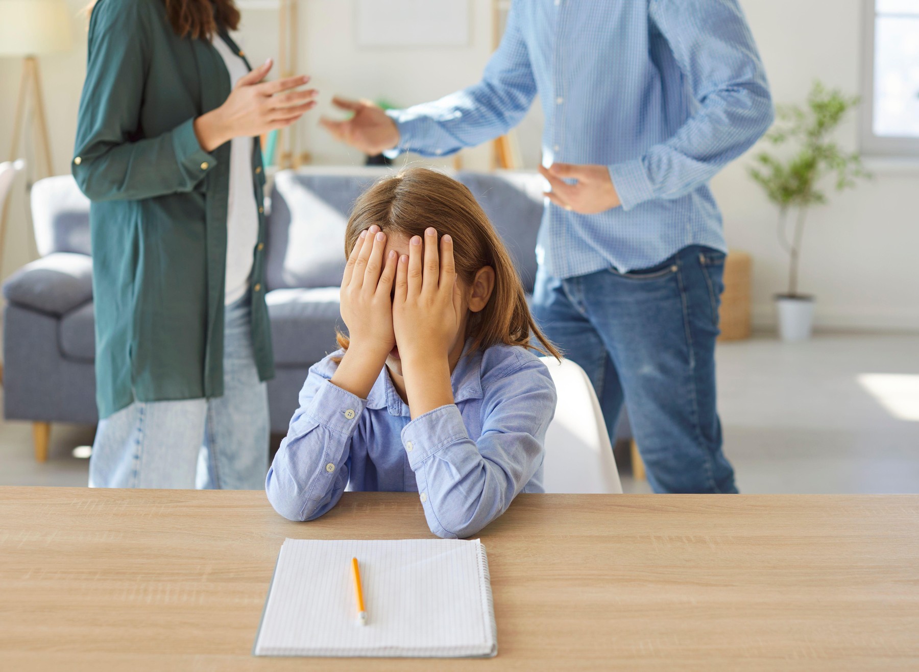 Deklica posluša starša, ki se prepirata