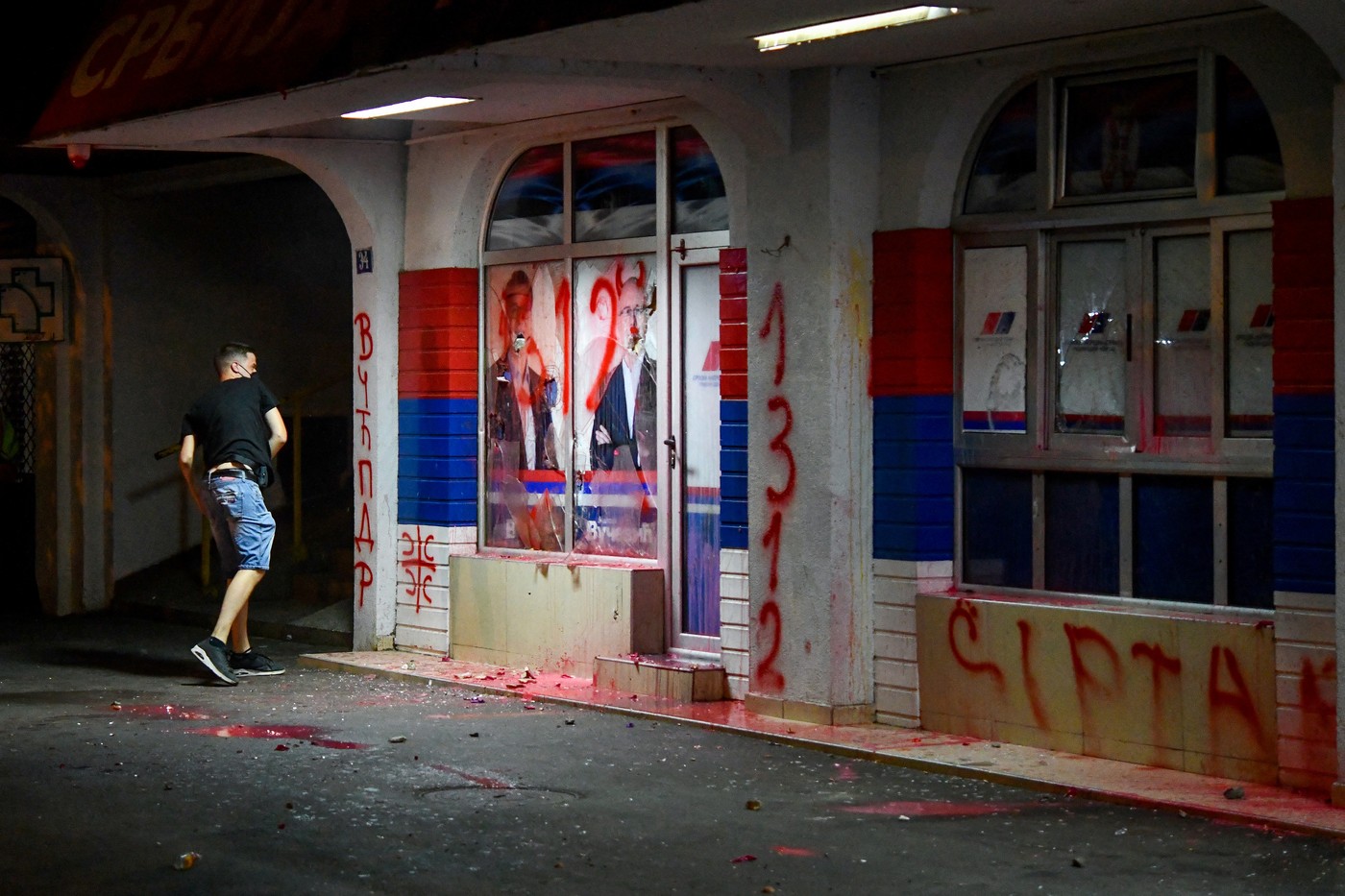 Protestniki razdejali prostore SNS v Novem Sadu