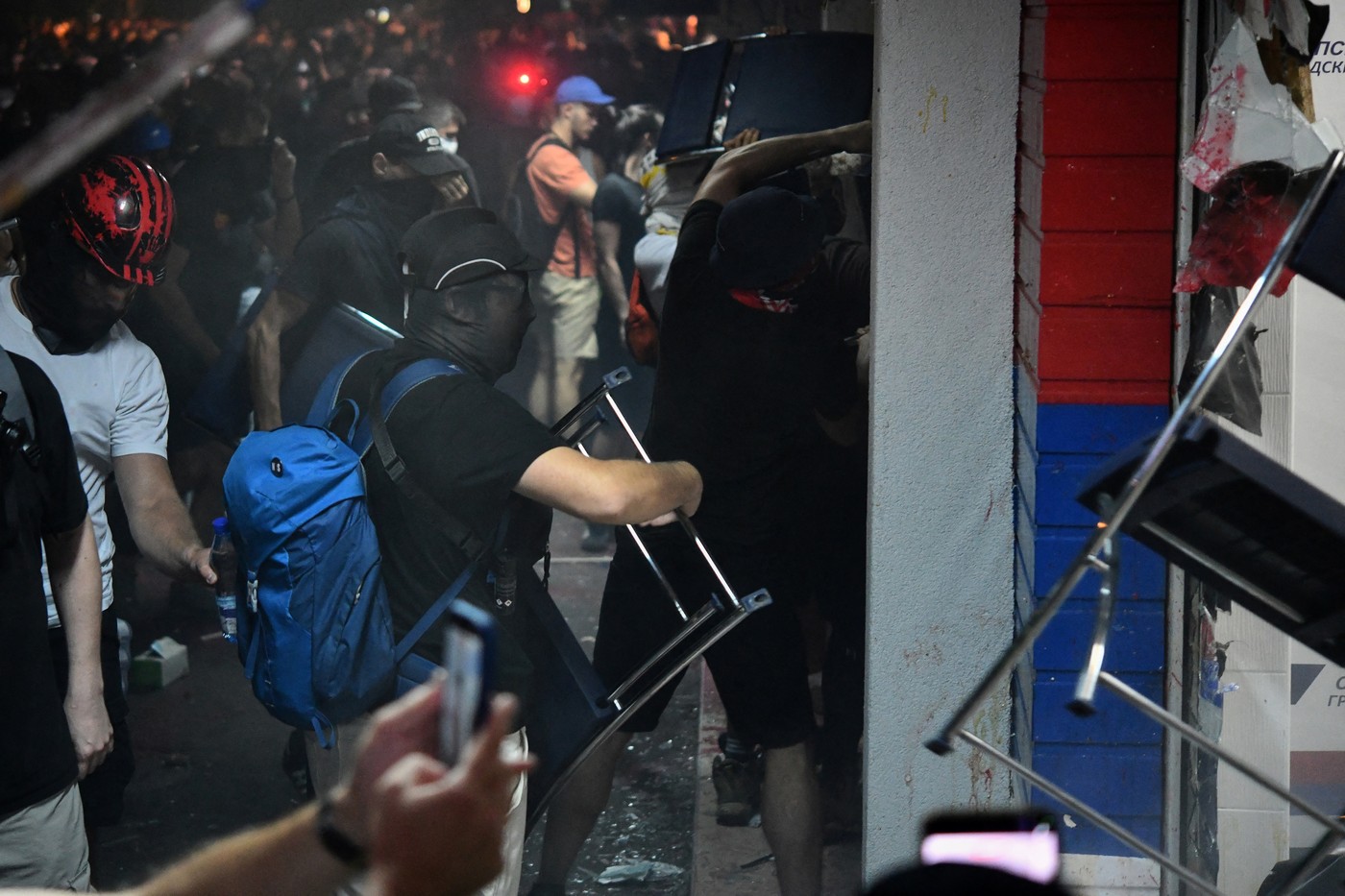 Protestniki razdejali prostore SNS v Novem Sadu