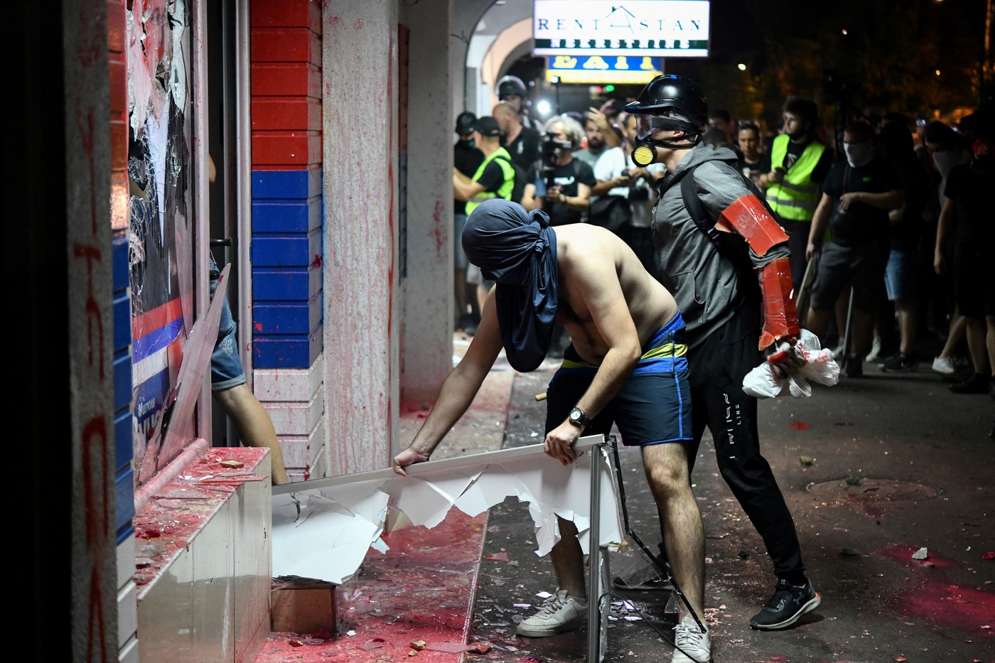 Protestniki razdejali prostore SNS v Novem Sadu