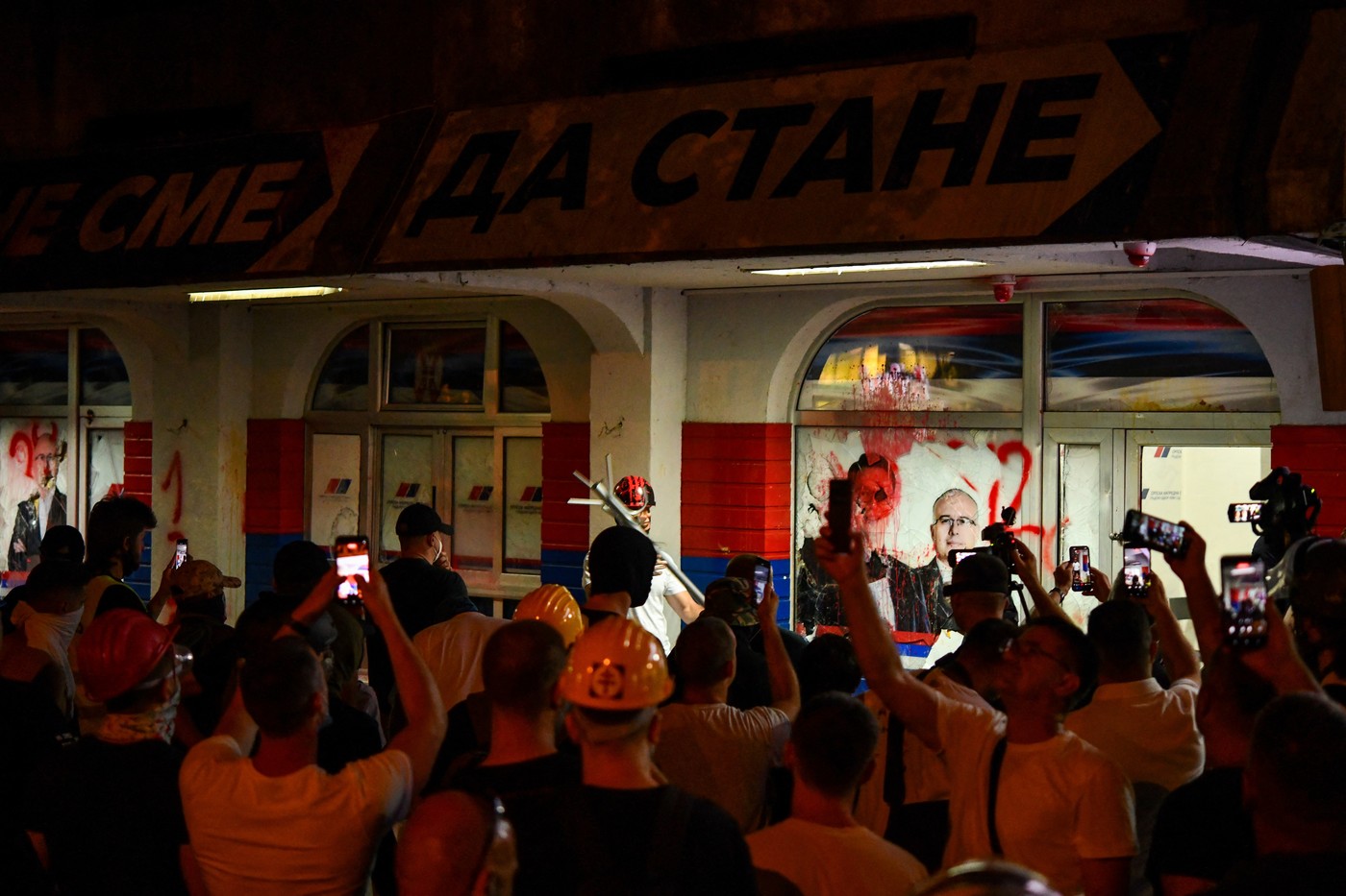 Protestniki razdejali prostore SNS v Novem Sadu