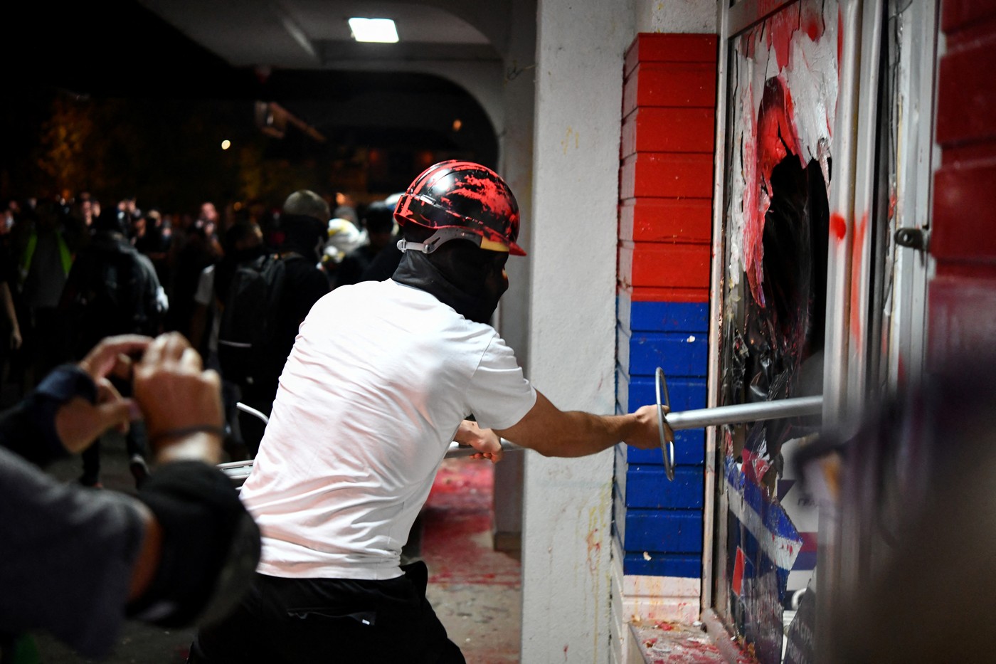 Protestniki razdejali prostore SNS v Novem Sadu