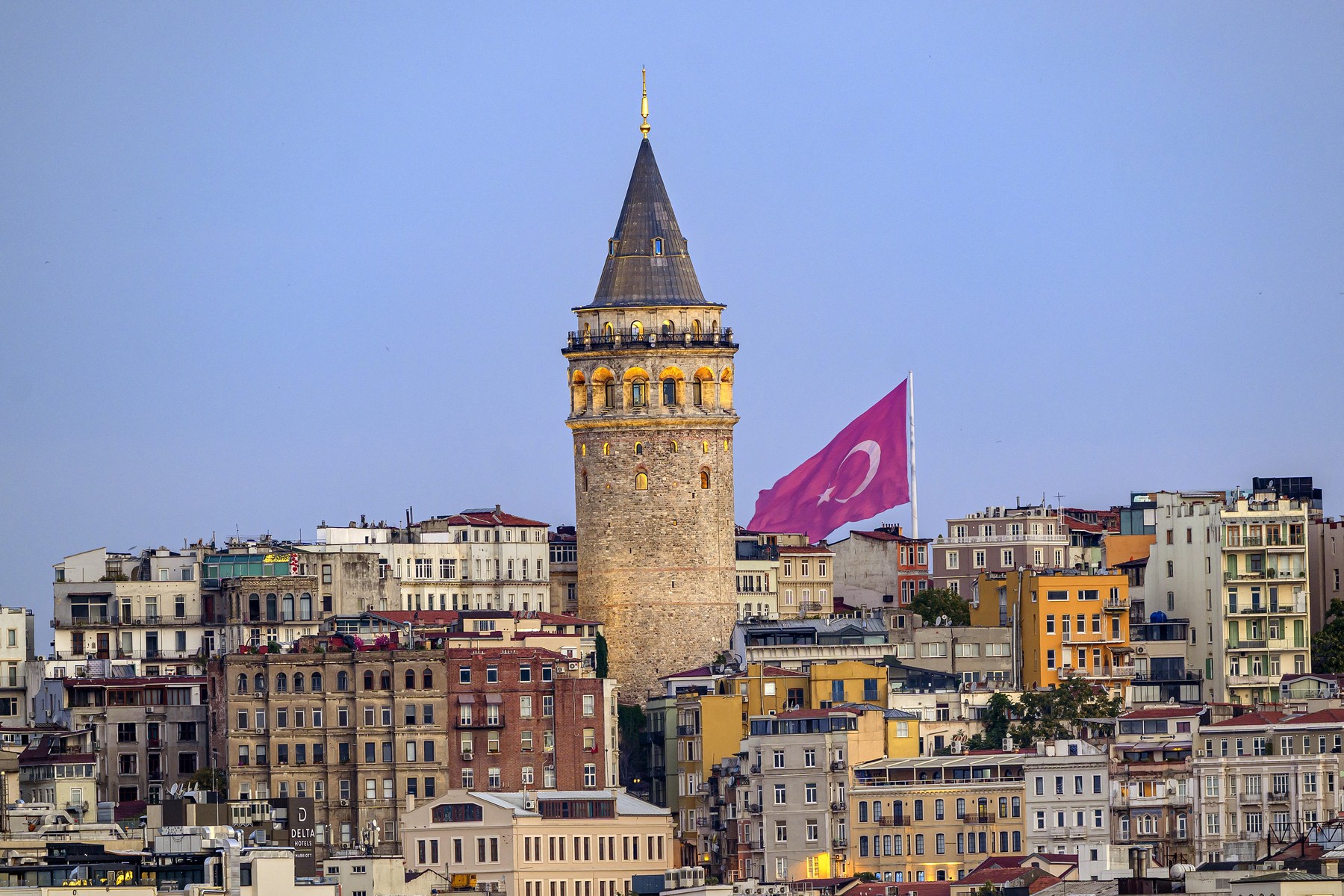 Istanbul in turška zastava v jutranji zarji