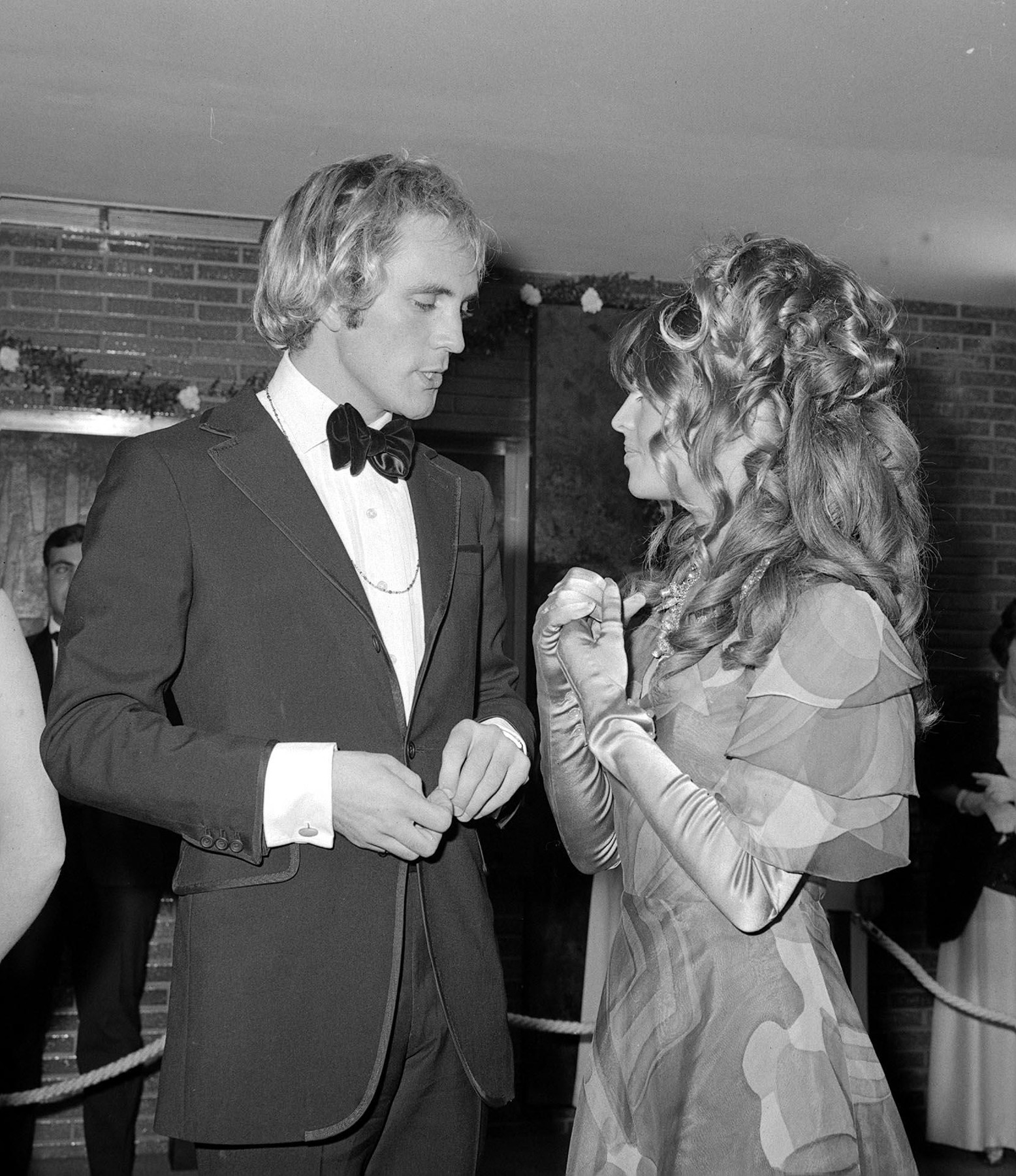 Arhivska fotografija iz leta 1967, na kateri se Terence Stamp pogovarja z Julie Christie na premieri filma Daleč od ponorelega sveta.