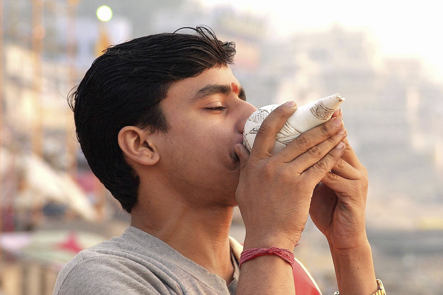 Man blowing conch shell on Ganga ghat, varanasi, uttar pradesh, india, Asia,Image: 965895230, License: Rights-managed, Restrictions: , Model Release: no
