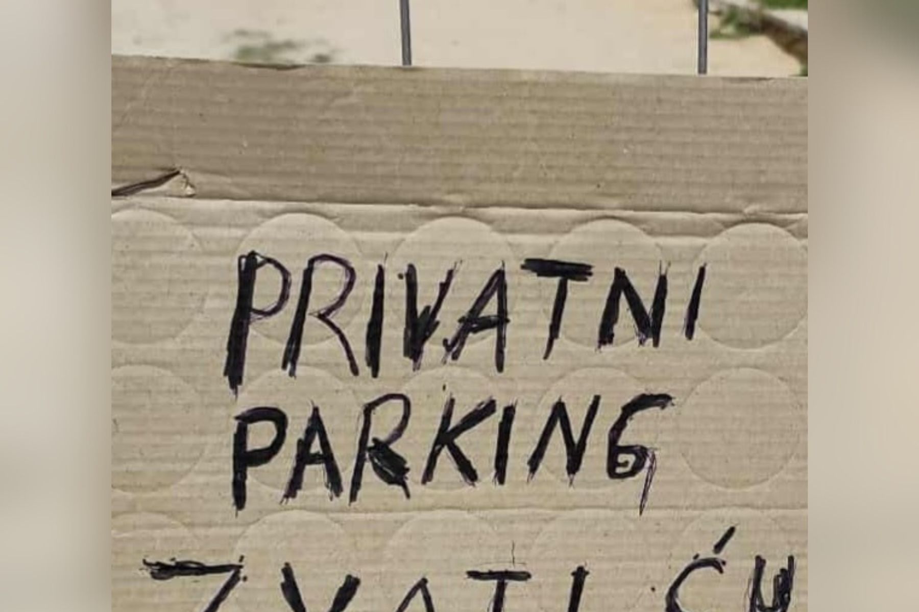 Kos kartona z dvojezičnim napisom