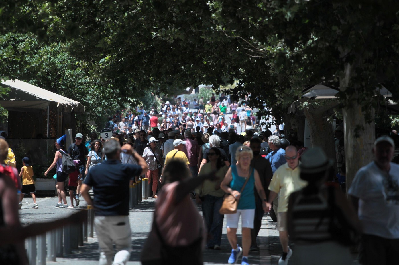 Turisti ob vznožju grške Akropole