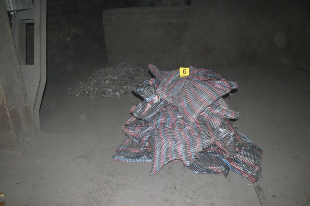 napolnjene vreče z leguro v ozadju