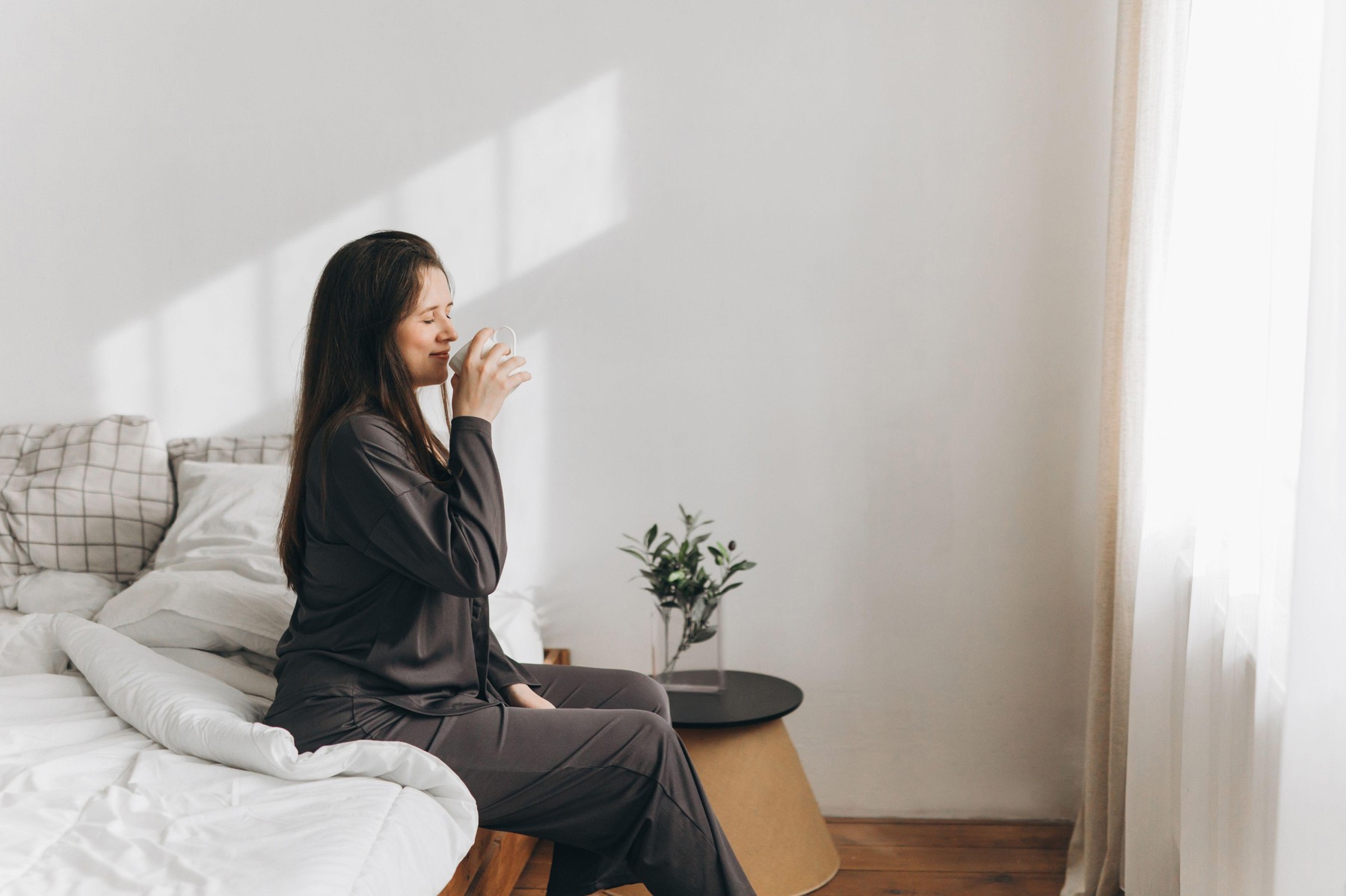 Ženska pije kozarec vode