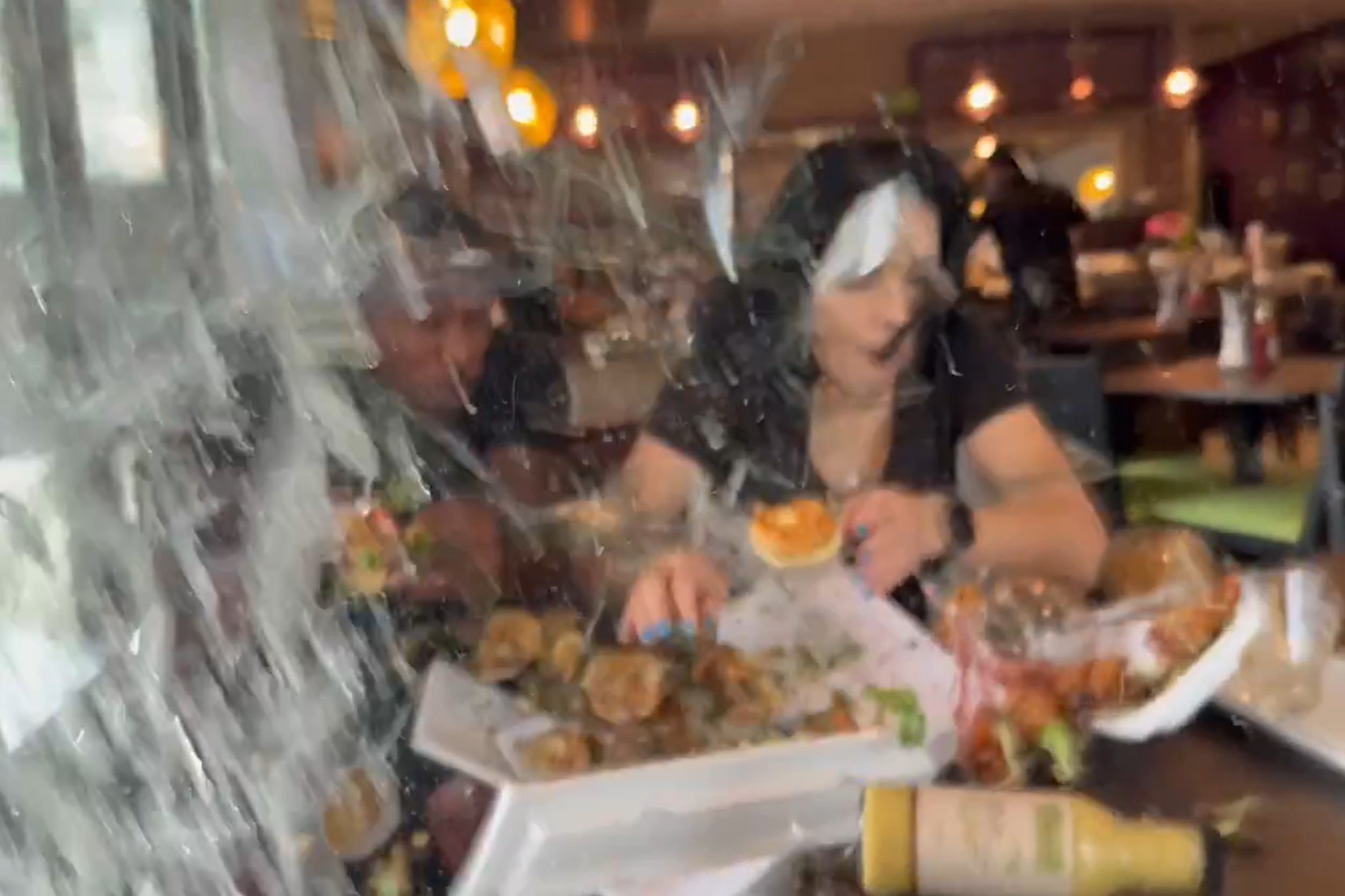 Avto trčil v steno restavracije