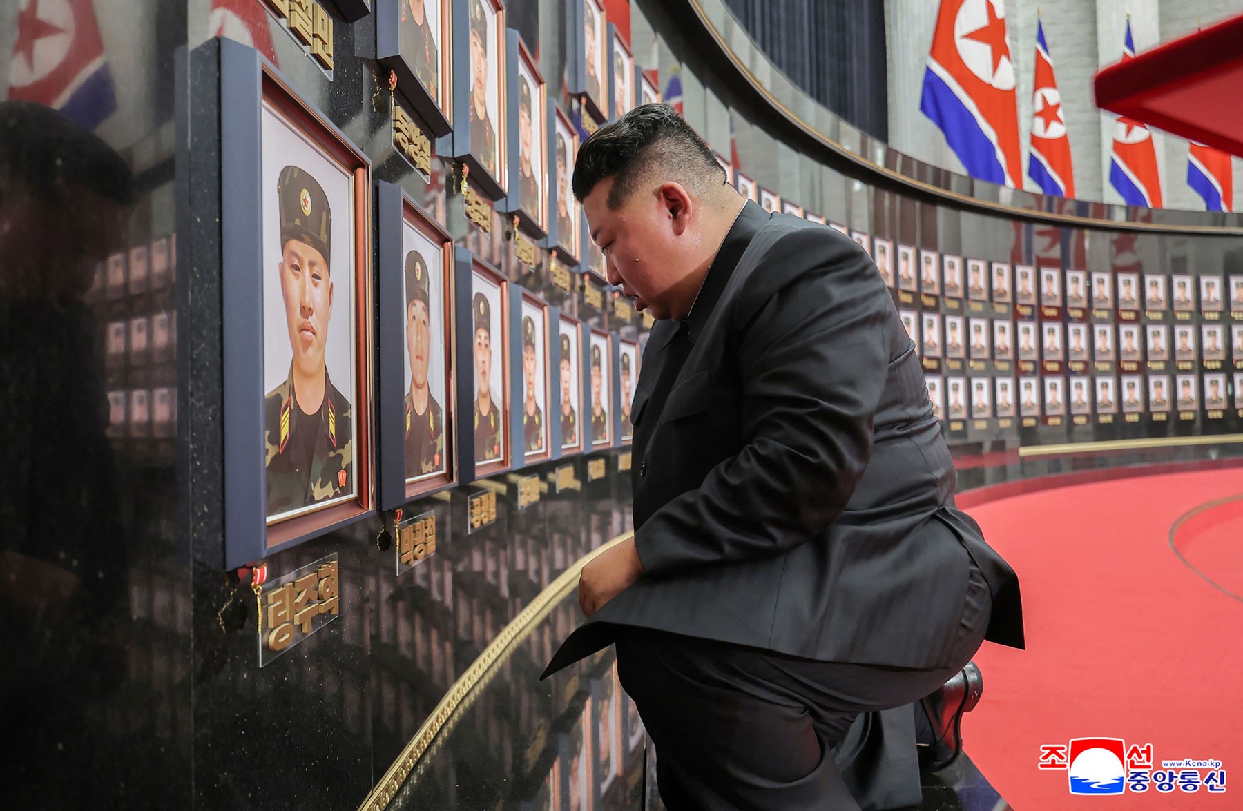 Kim Džong Un se je poklonil padlim severnokorejskim vojakom, ki so se borili za Rusijo